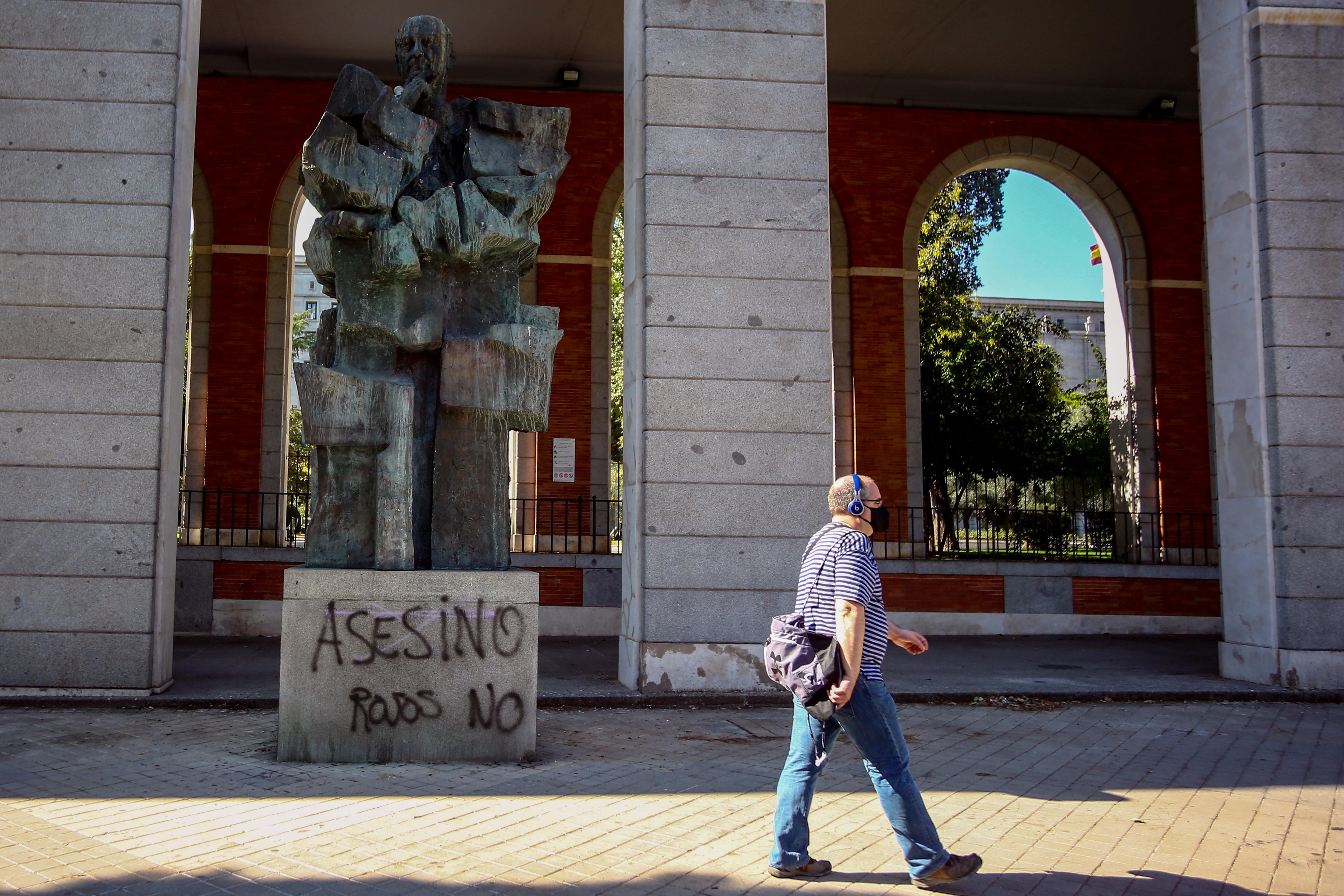Estatua vandalizada de Francisco Largo Caballero, ubicada en Nuevos Ministerios. Fuente: Europa Press.