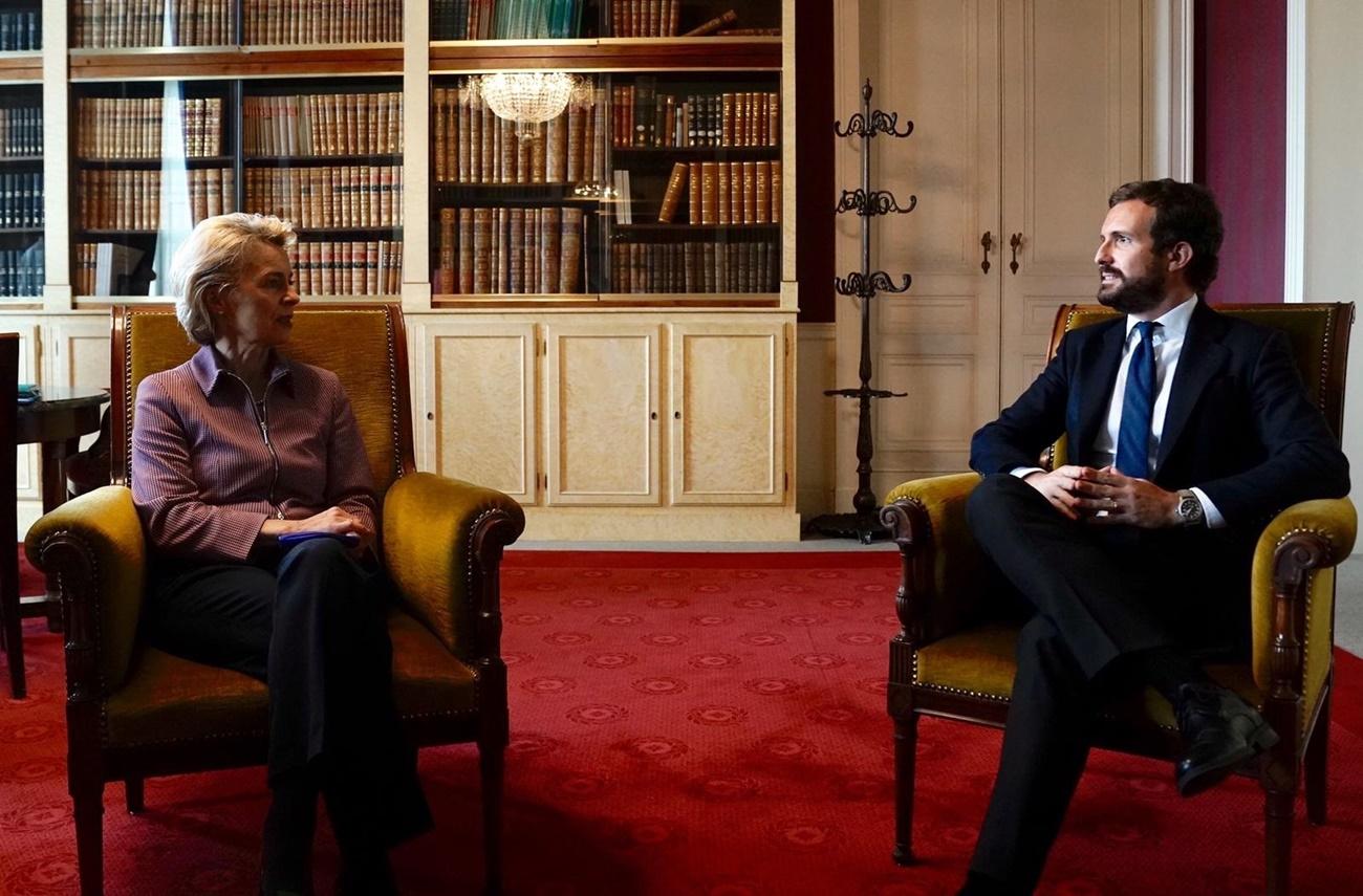 El presidente del PP, Pablo Casado, junto a la presidenta de la Comisión Europea, Úrsula Von der Leyen. 