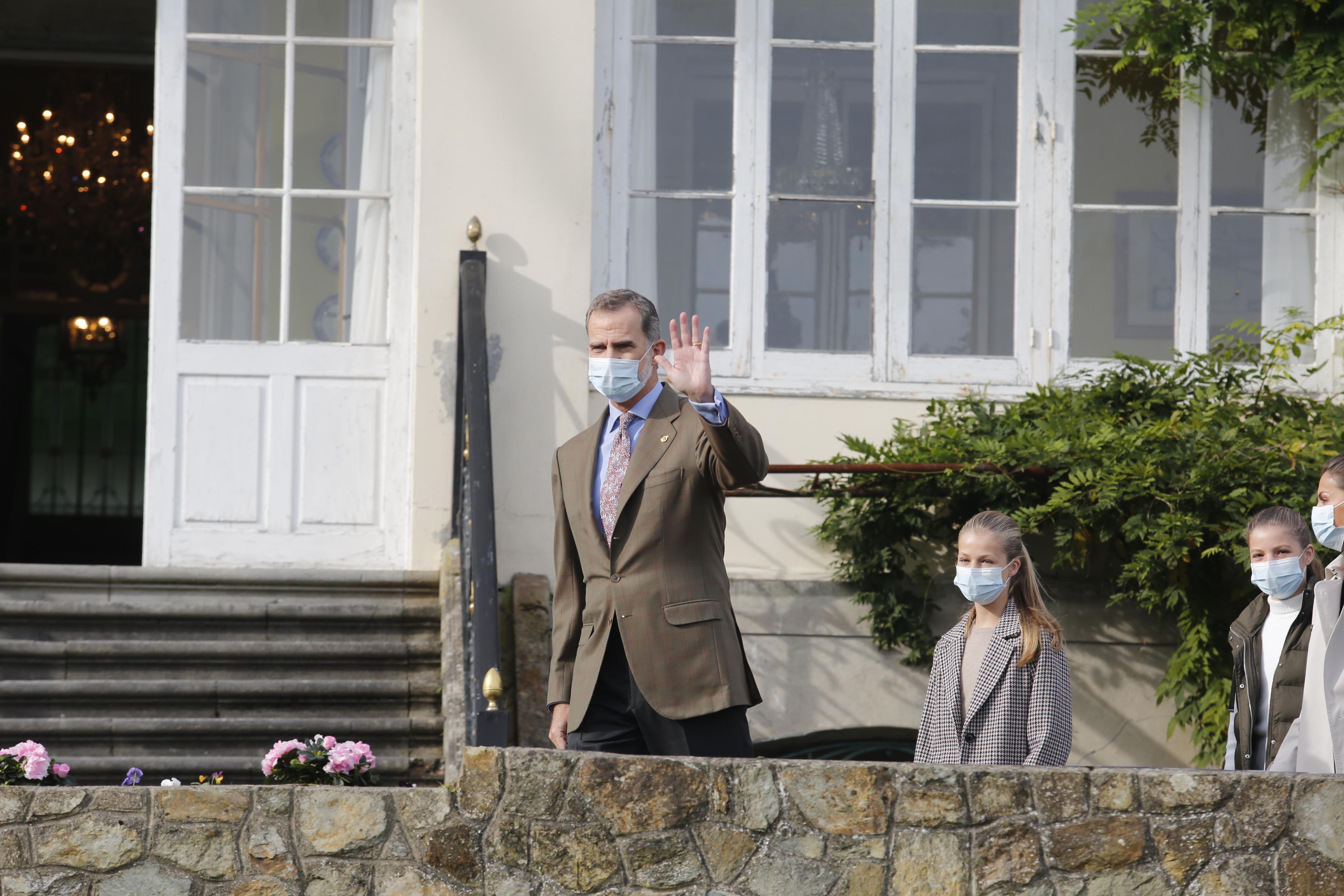 El Rey Felipe VI y la Reina Letizia (1d), junto con la Infanta Leonor (2d) y la Princesa Sofía (3d), durante su visita a Villa Radis en la parroquia de Somao. Fuente: Europa Press.