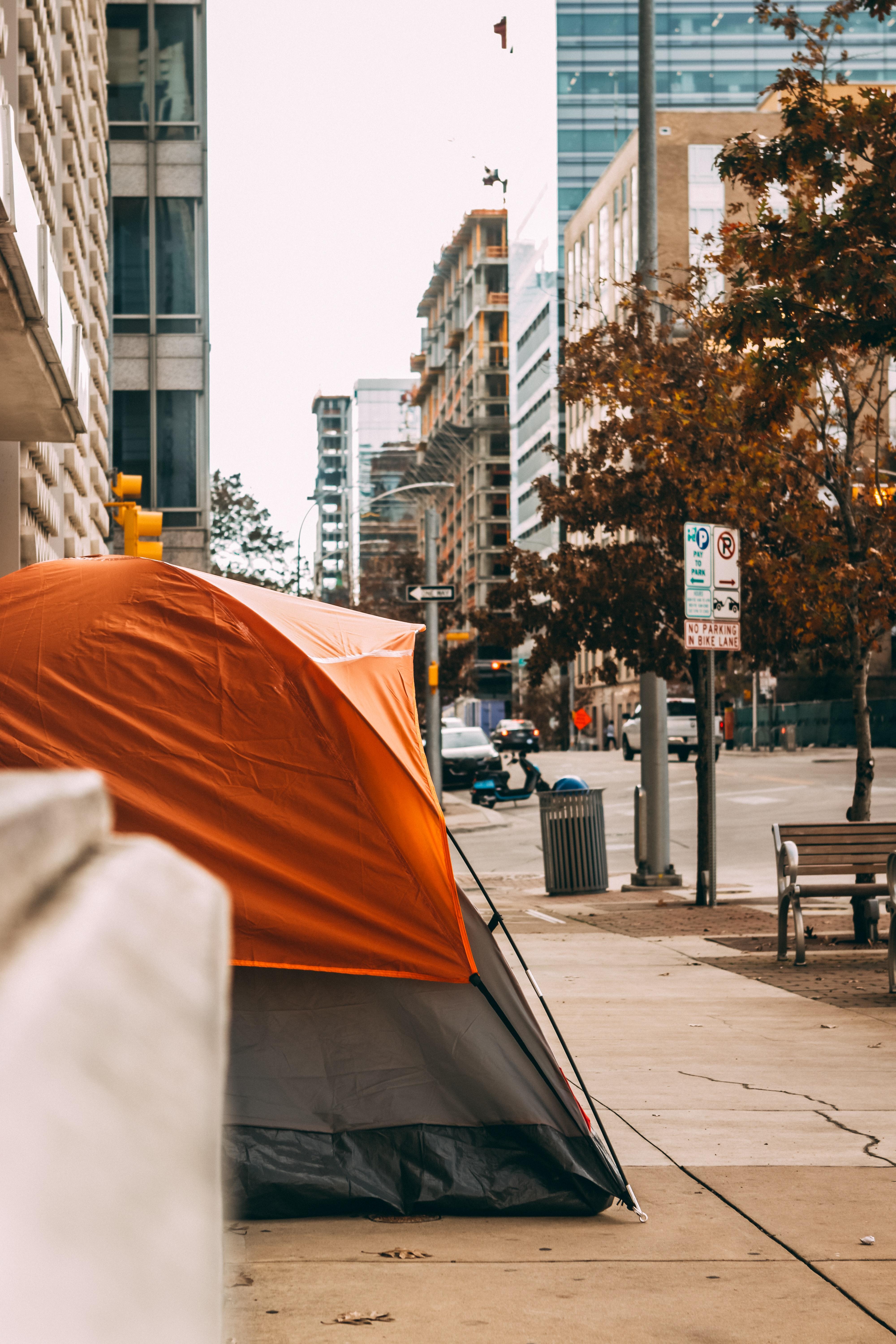 Persona sin hogar acampada en una acera