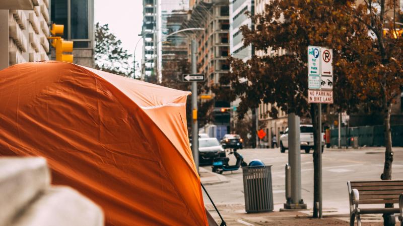 Persona sin hogar acampada en una acera