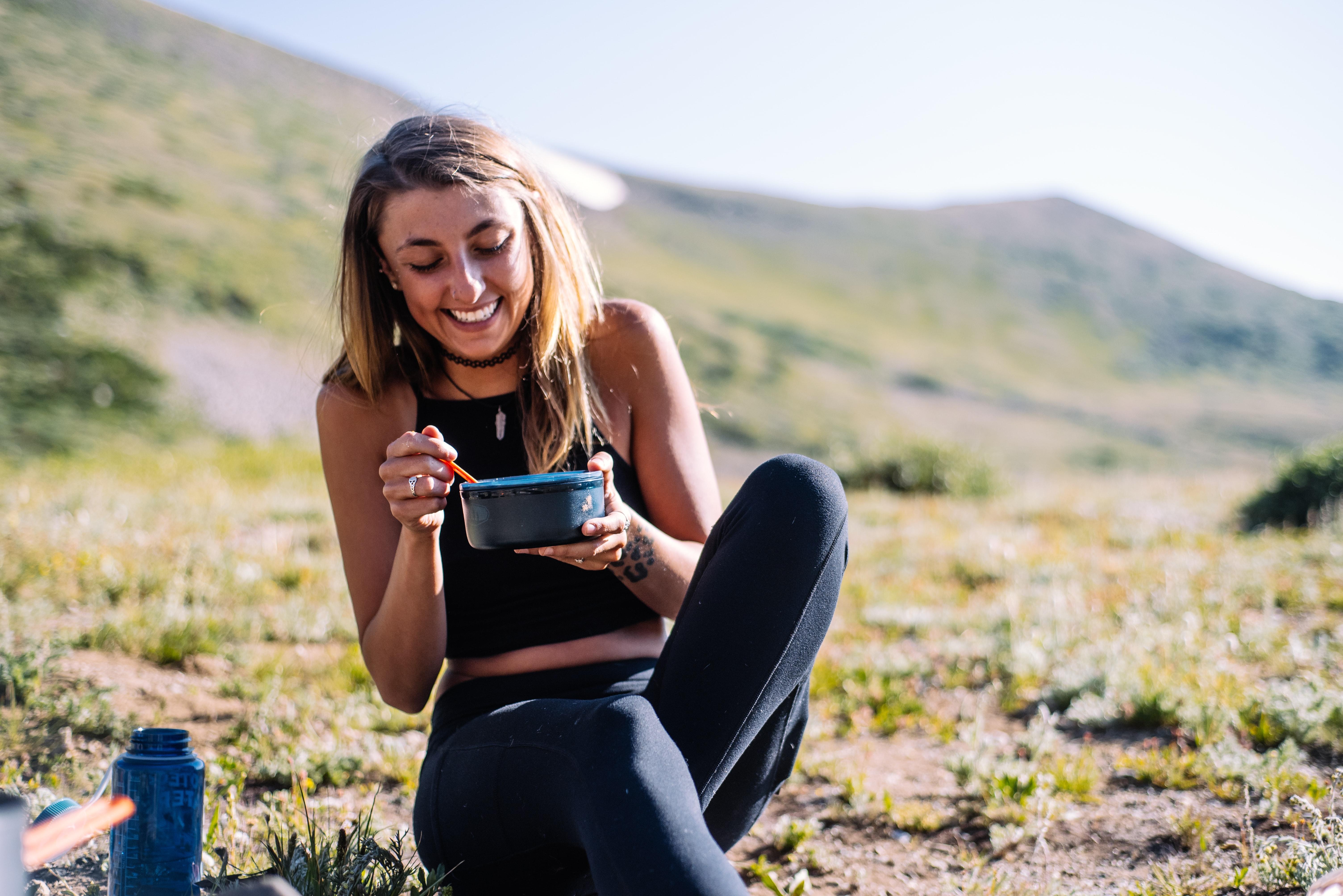 Chica comiendo. Unsplash