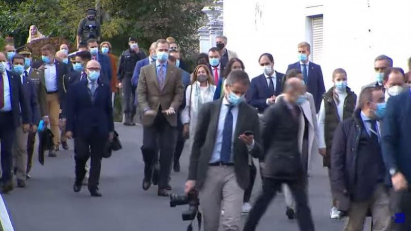 Felipe VI pidiendo a la reina y a sus hijas que amoniraran el paso. EFE