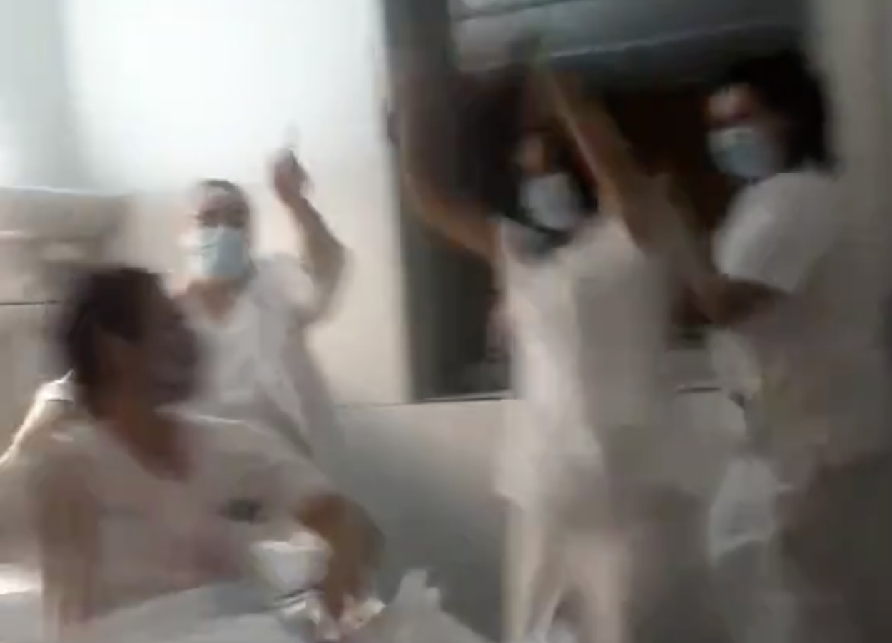 Cuatro enfermeras bailando en el Hospital Joan XXIII de Tarragona