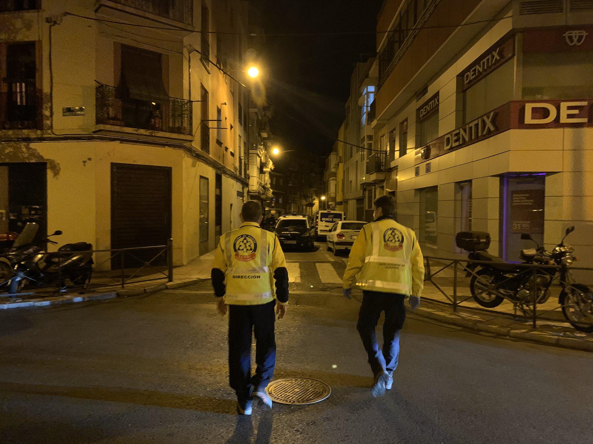 Dos técnicos del SAMUR tras confirmar el fallecimiento de un varón de 32 años en Usera