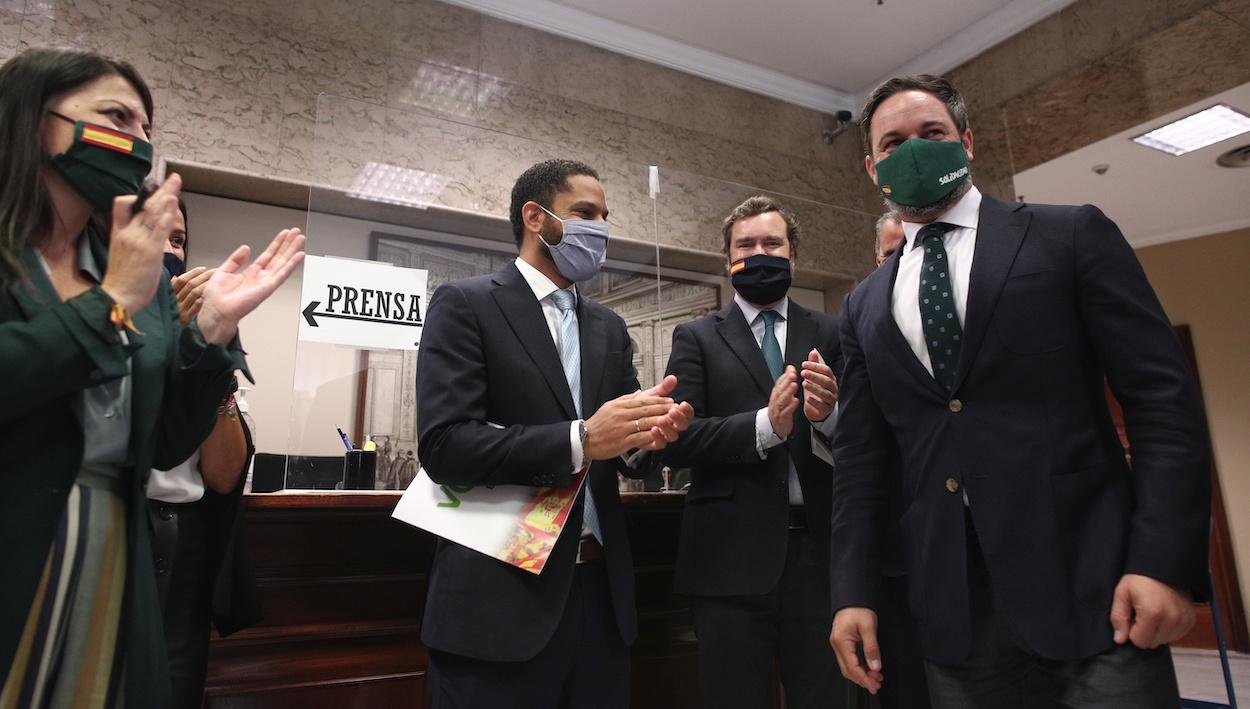 Santiago Abascal junto a varios diputados de Vox tras registrar la moción de censura