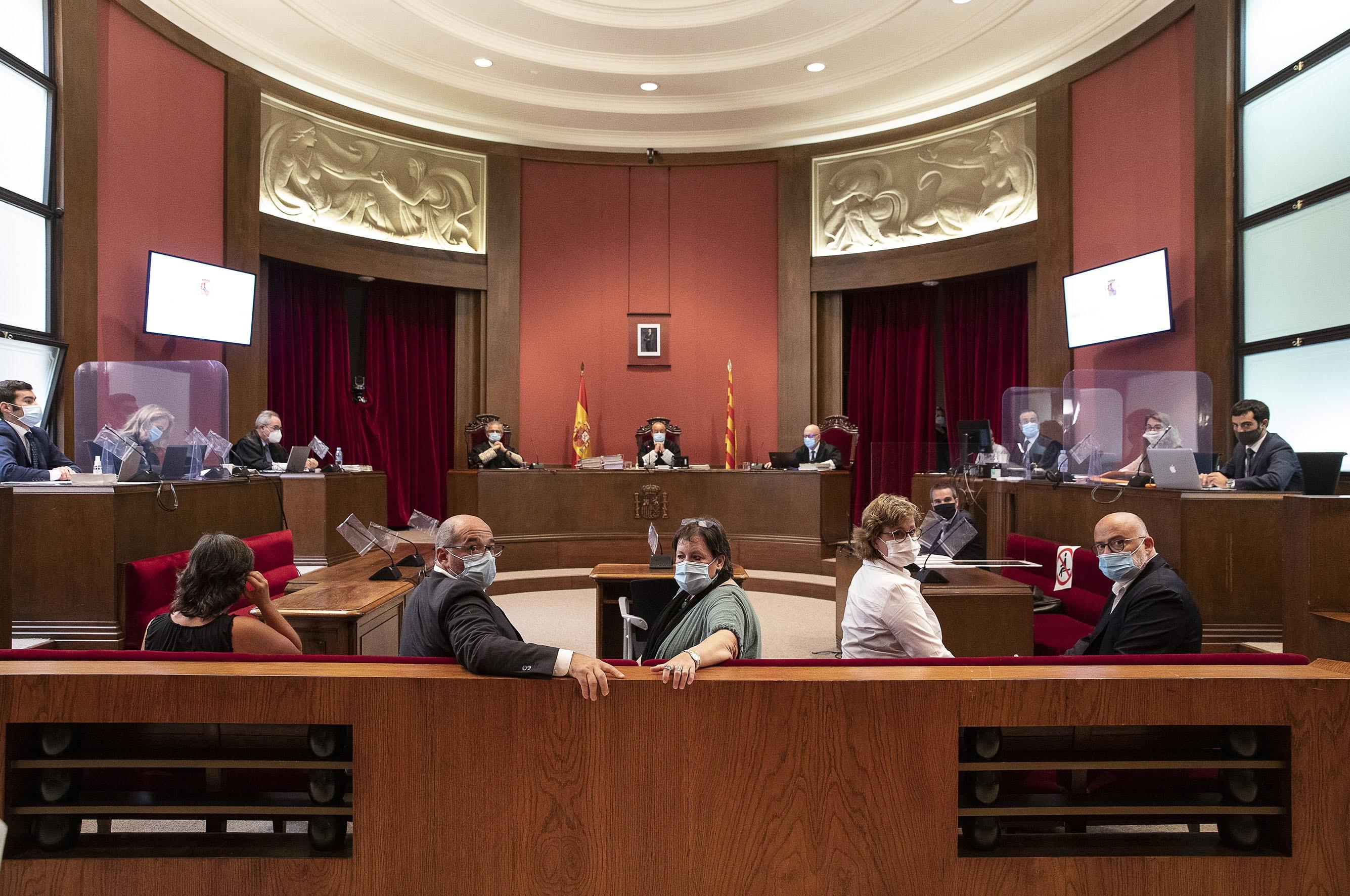 Juicio en el Tribunal Superior de Justicia de Cataluña a los ex miembros de la Mesa del Parlament. Europa Press. 