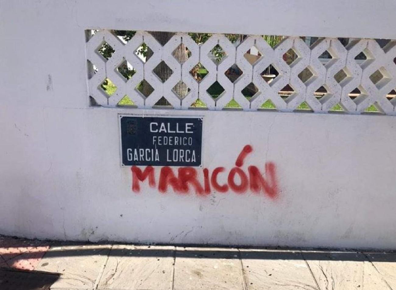 Pintada homófoba contra una calle de Lorca en Huelva. Twitter