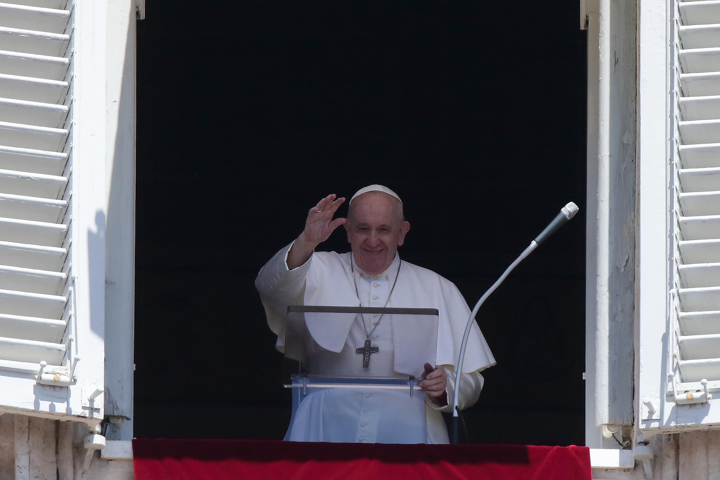 El Papa Francisco durante oración del Ángelus desde su ventana con vista a la Plaza de San Pedro en el Vaticano