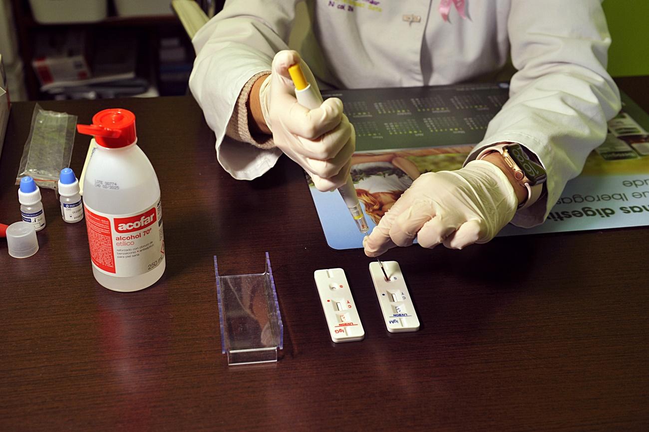 Imagen de una farmacia realizando un test serológico (Foto: Rosa Veiga/Europa Press).
