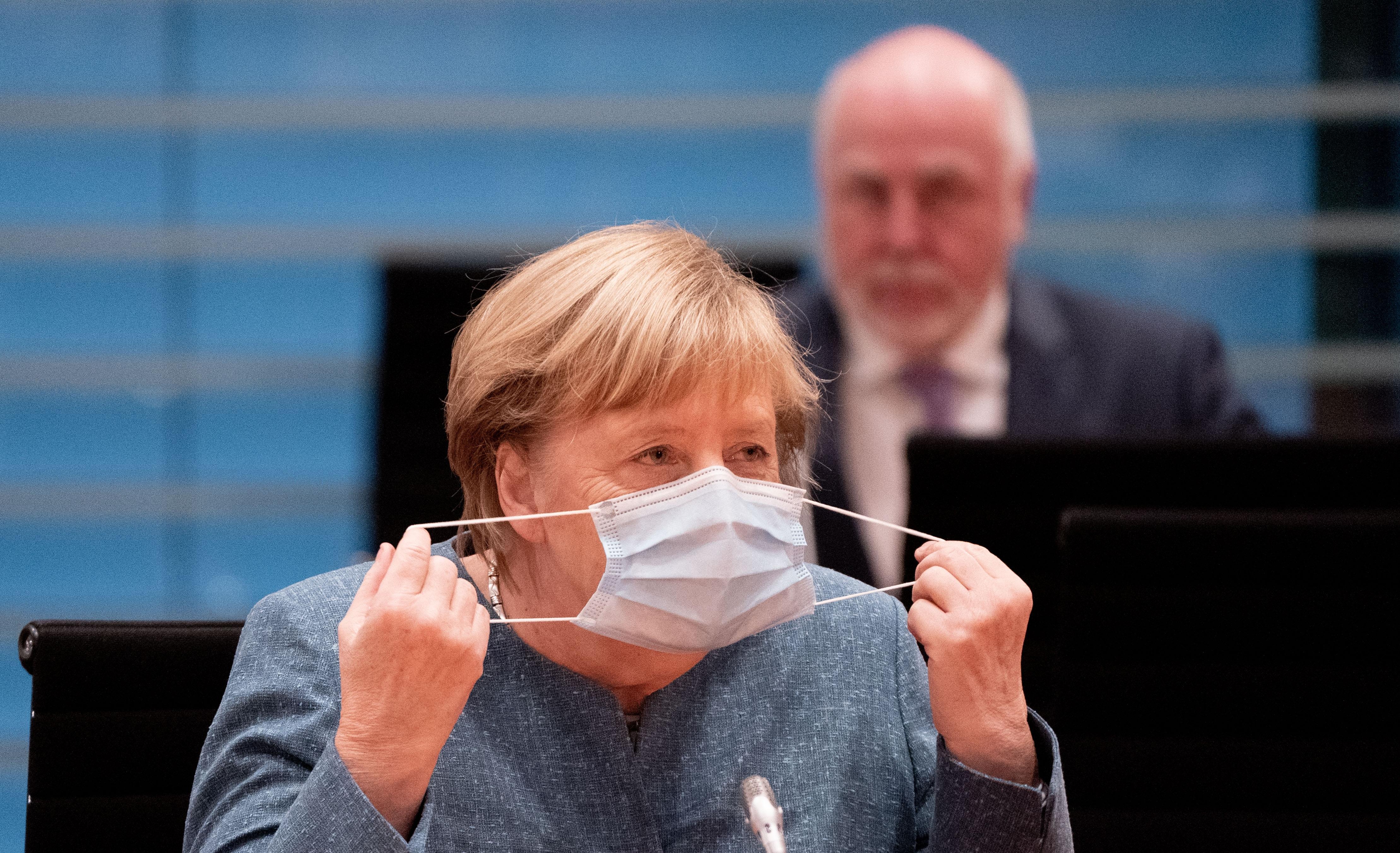 Angela Merkel se quita la mascarilla antes de entrar en una reunión en Berlín / EP