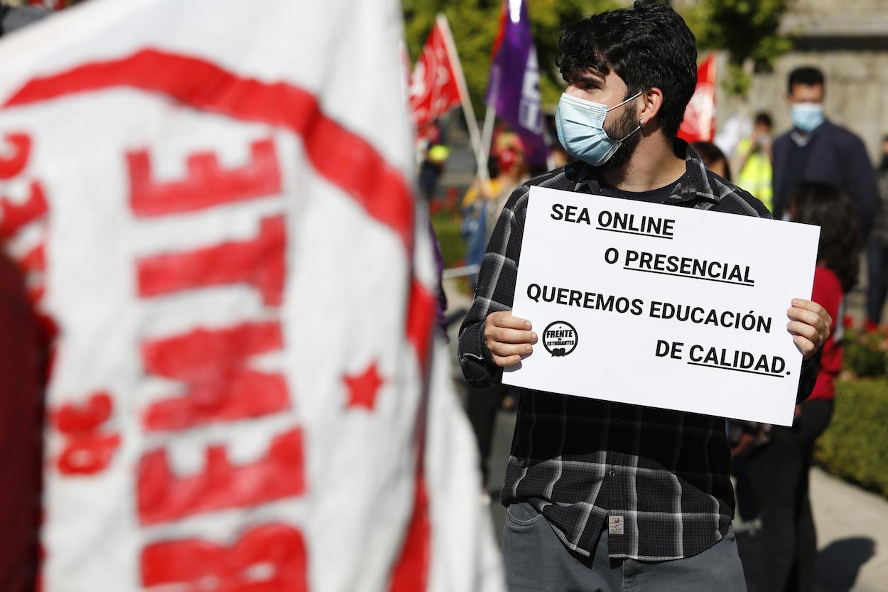 Manifestación de estudiantes en protesta por la suspensión de las clases presenciales en la Universidad. ÁLEX CÁMARA/EP