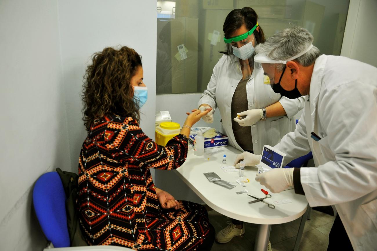 Dos farmacéuticos de Barbadás, en Ourense, realizando estos días un test serológico en el marco del acuerdo con la Xunta (Foto: Europa Press).