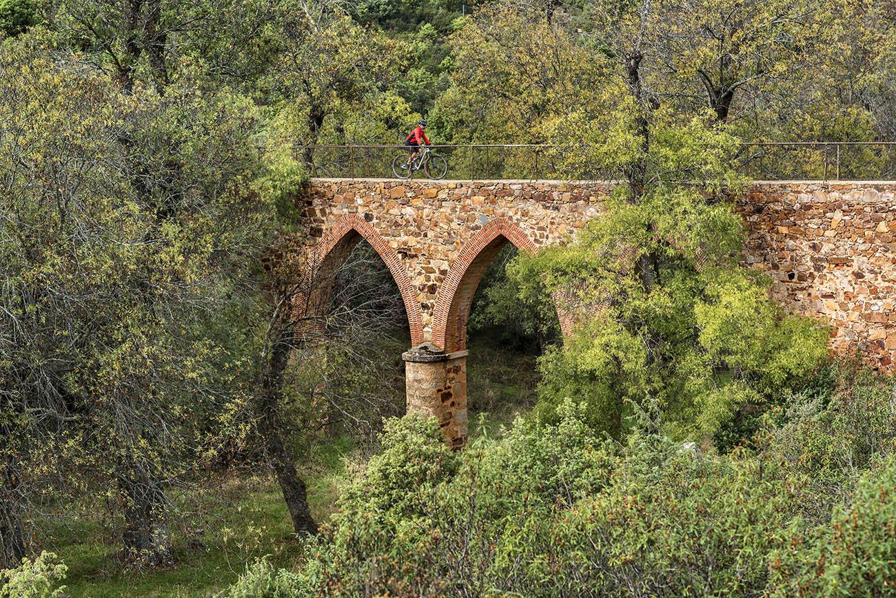Existen numerosas rutas para todos los gustos a pie, en bici o 4x4 por los Montes de Toledo y el Parque Nacional de Cabañeros. En la foto, vemos a un ciclista en Hontanar