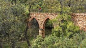 Existen numerosas rutas para todos los gustos a pie, en bici o 4x4 por los Montes de Toledo y el Parque Nacional de Cabañeros. En la foto, vemos a un ciclista en Hontanar