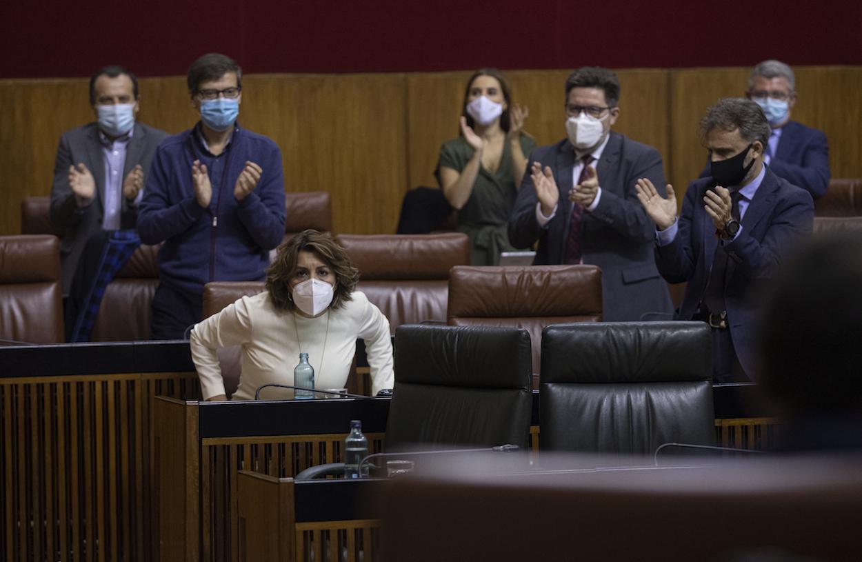 Susana Díaz es aplaudida por su grupo tras su intervención durante el debate. MARÍA JOSÉ LÓPEZ/EP