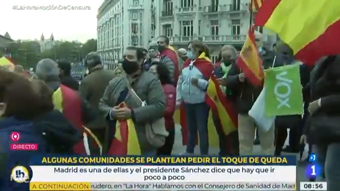 Manifestantes a favor de Vox a las puertas del Congreso / RTVE