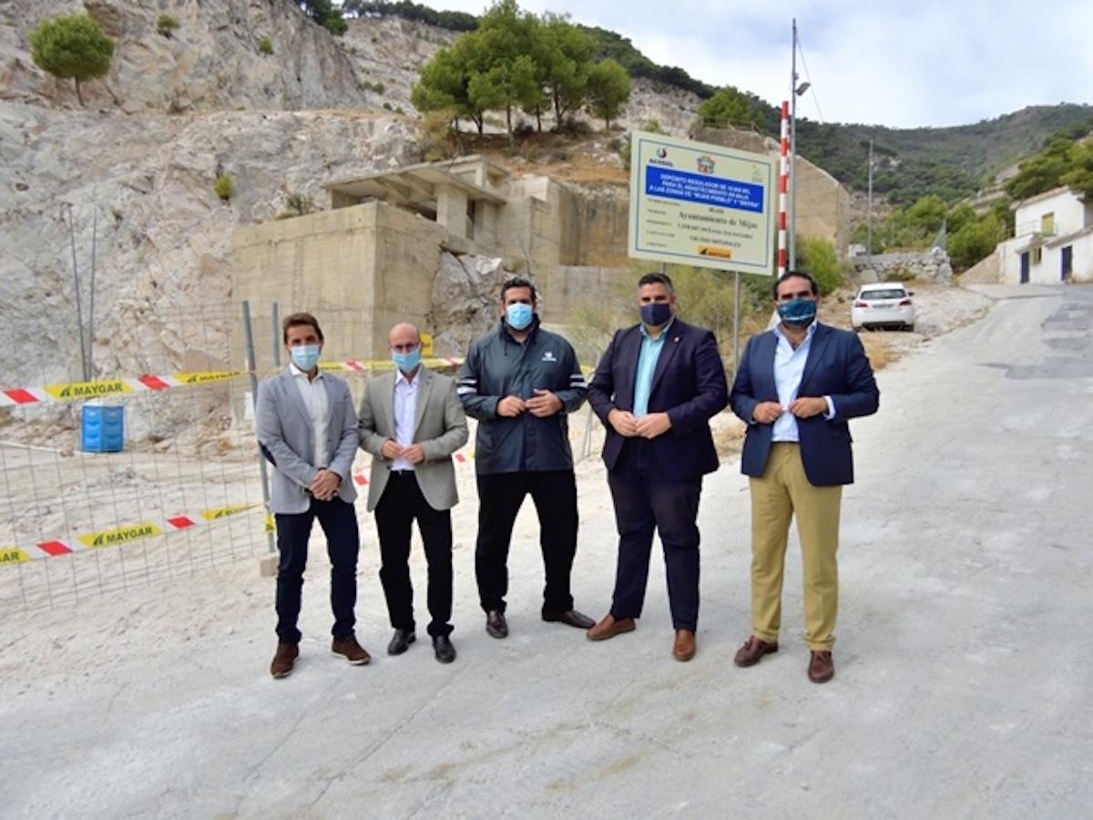 Responsables municipales y de Acosol, en la zona de las obras.