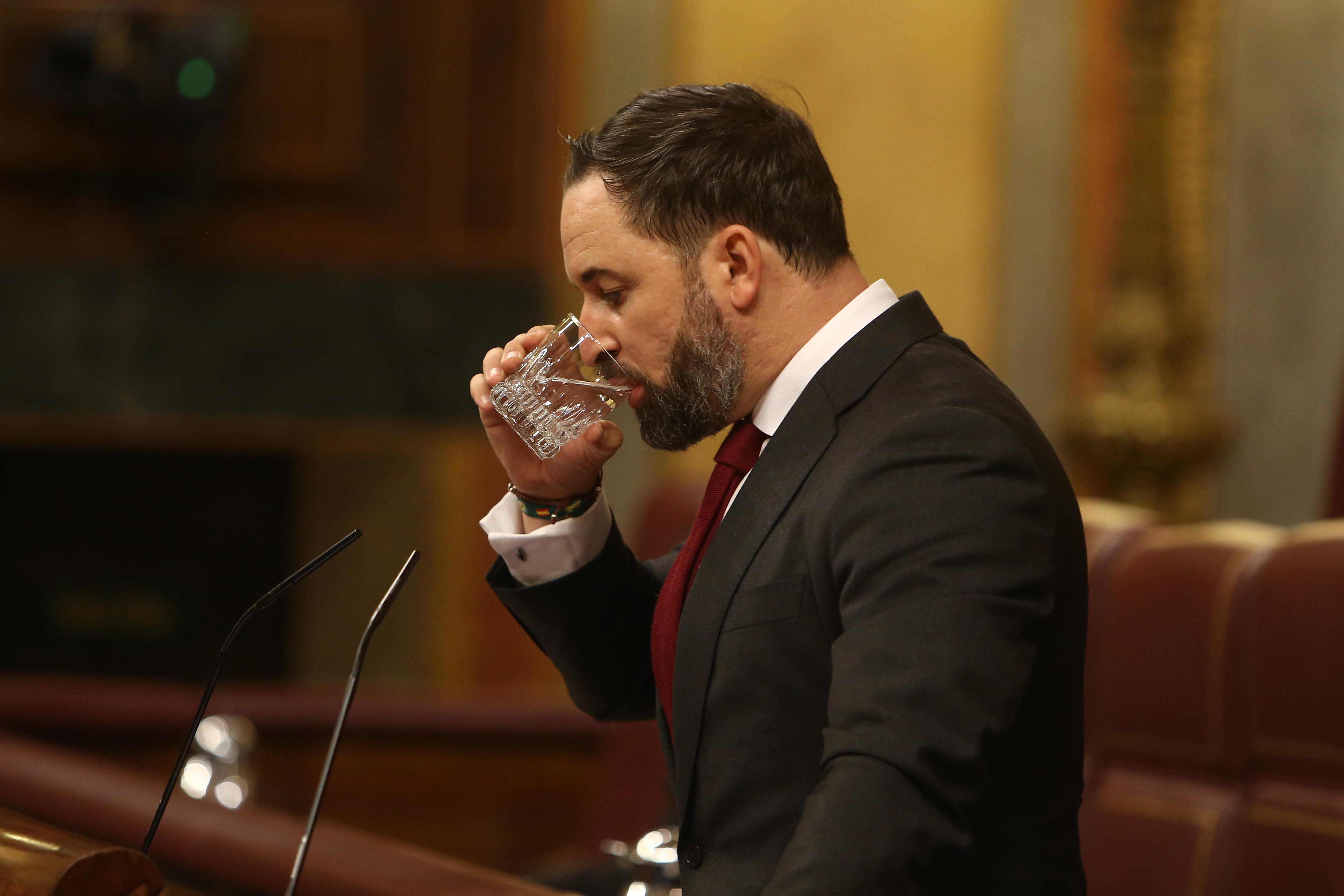 El presidente de Vox, Santiago Abascal, bebe agua antes de intervenir durante el pleno en el que se debate la moción de censura planteada por Vox, en el Congreso de los Diputados, Madrid (España), a 21 de octubre de 2020