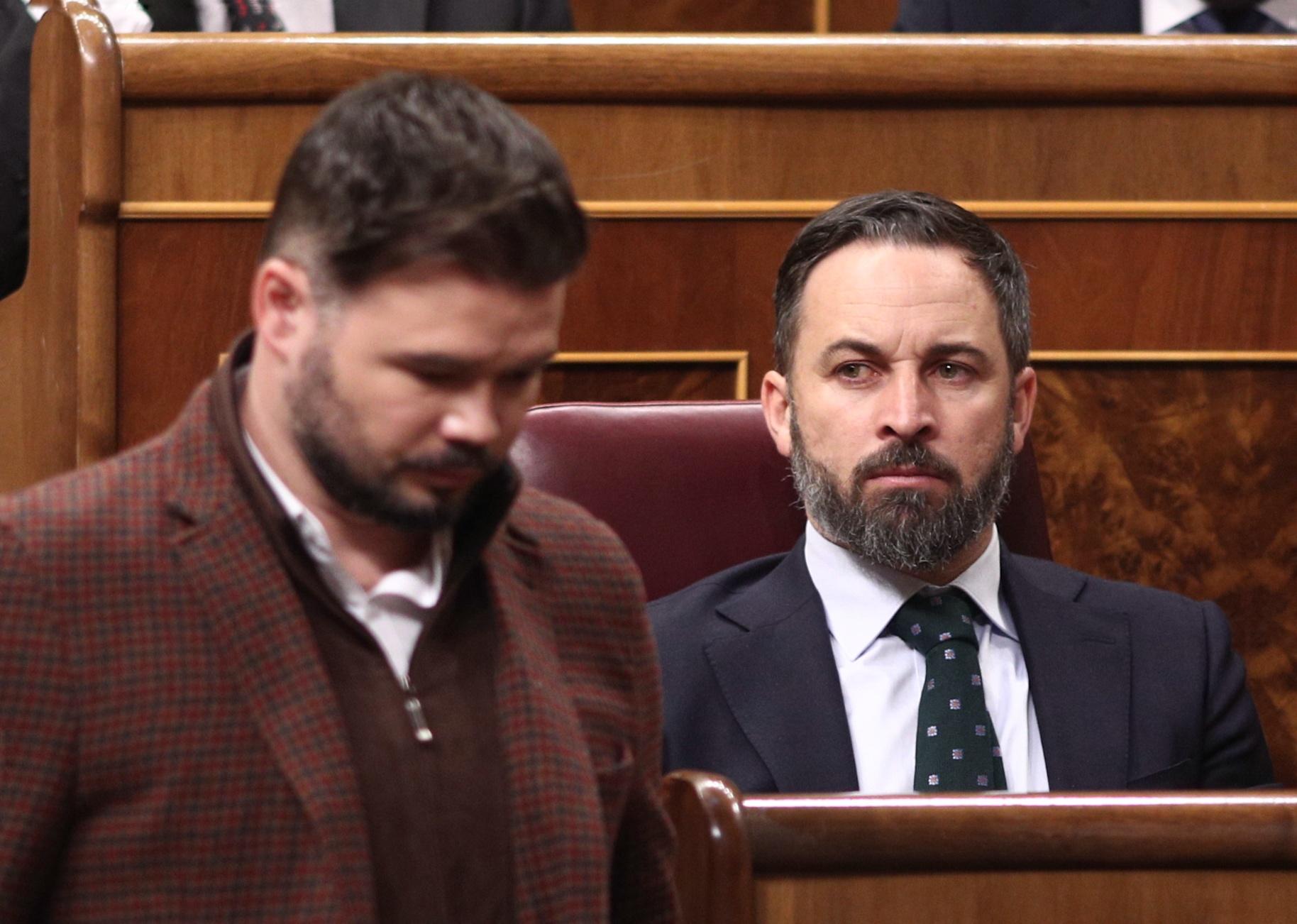 El presidente de VOX, Santiago Abascal (dech) y el portavoz de ERC en el Congreso, Gabriel Rufián (izq), durante una sesión de control al Gobierno en el Congreso de los Diputados, Madrid (España), a 19 de febrero de 2020. 