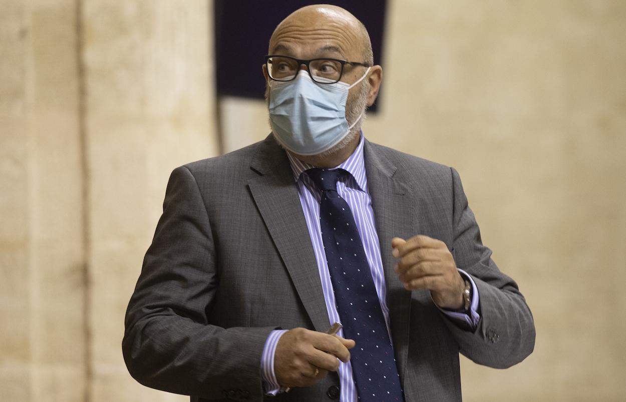 Alejandro Hernández, ayer en la tribuna del Parlamento. MARÍA JOSÉ LÓPEZ/EP