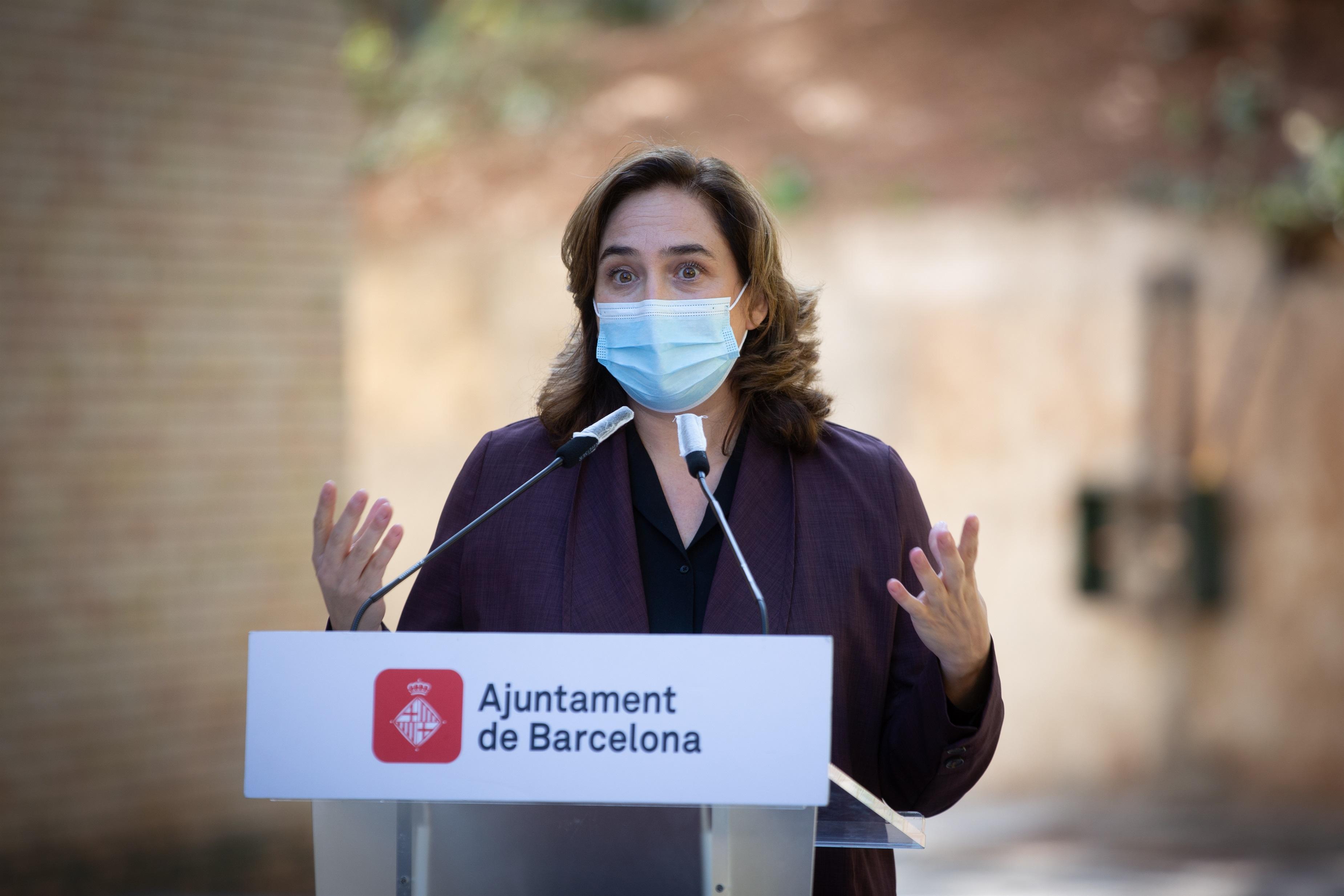 La alcaldesa de Barcelona, Ada Colau, en rueda de prensa para presentar un nuevo equipamiento para mujeres sin hogar.