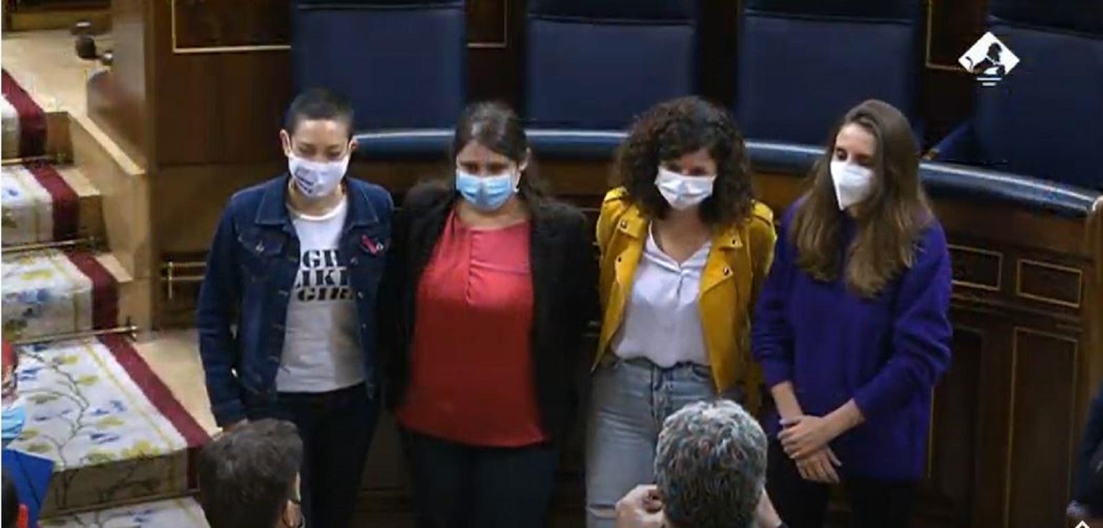 Las diputadas de Podemos simulan la bandera tricolor. Canal Parlamento