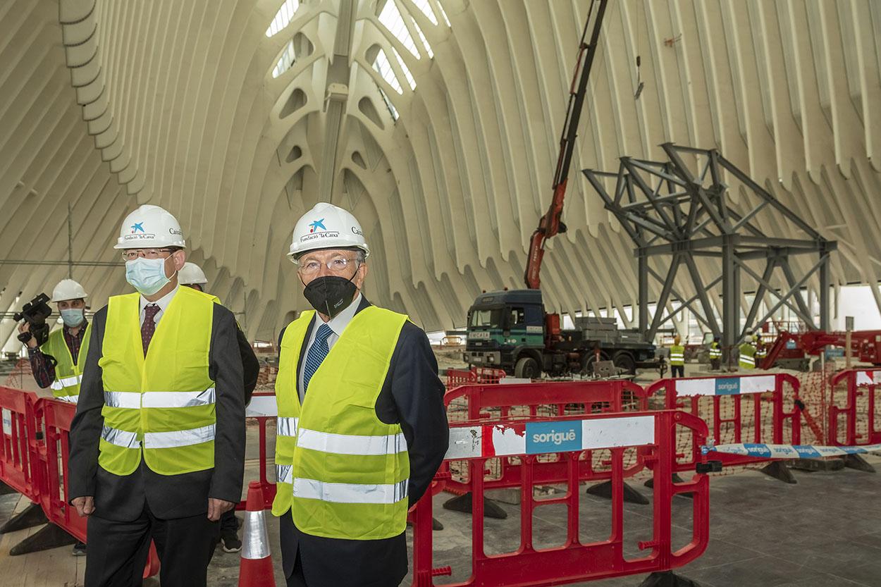 El presidente de la Generalitat valenciana, Ximo Puig, ha visitado este jueves junto a Isidro Fainé las obras para la construcción del futuro CaixaForum Valencia en el edificio Agora de la Ciudad de las Artes y las Ciencias