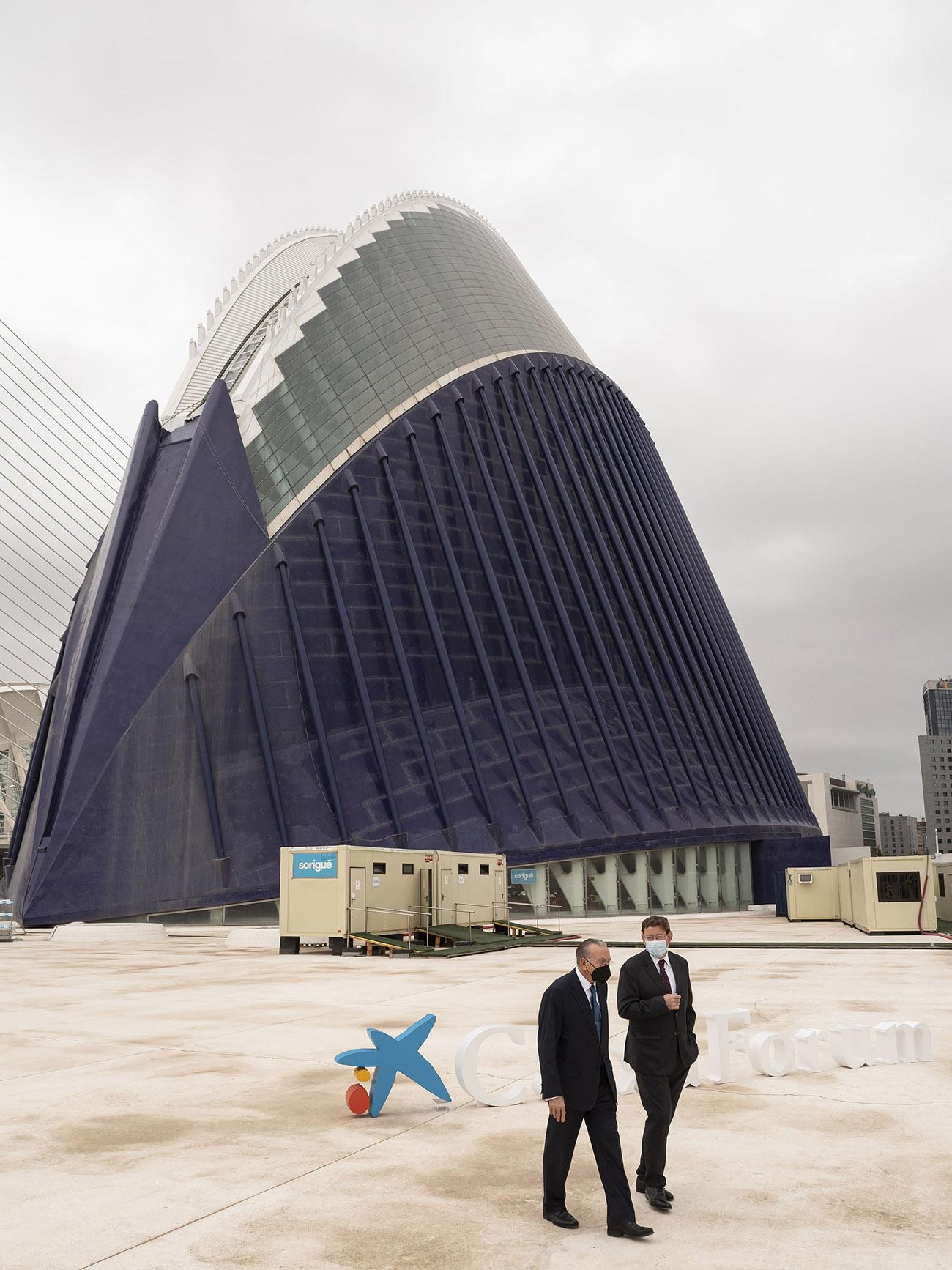 El presidente de la Generalitat valenciana, Ximo Puig, ha visitado este jueves junto a Isidro Fainé las obras para la construcción del futuro CaixaForum Valencia en el edificio Agora de la Ciudad de las Artes y las Ciencias