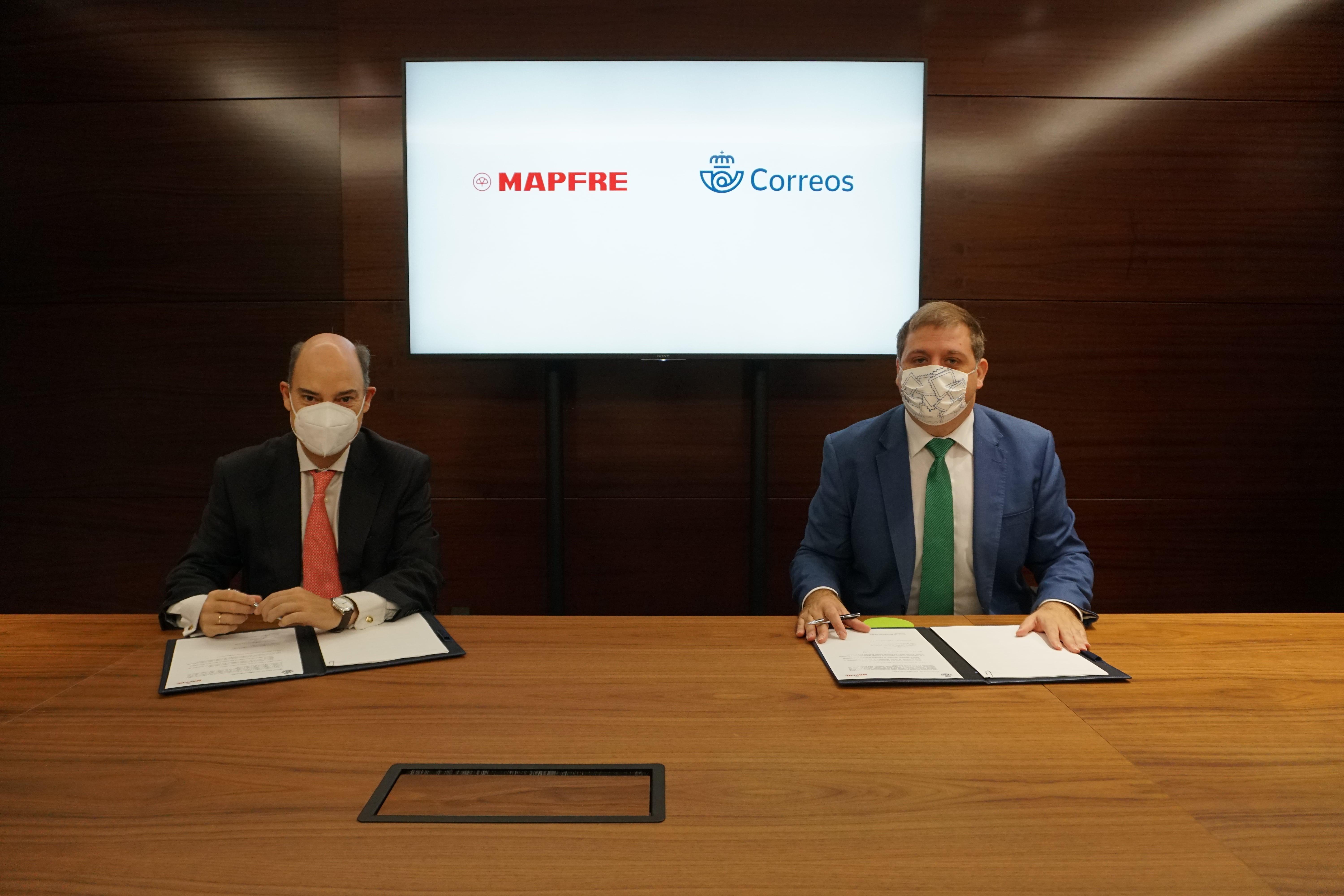 El presidente de Correos, Juan Manuel Serrano, y el vicepresidente de Mapfre y CEO del área territorial Iberia, José Manuel Inchausti, firman el acuerdo de colaboración