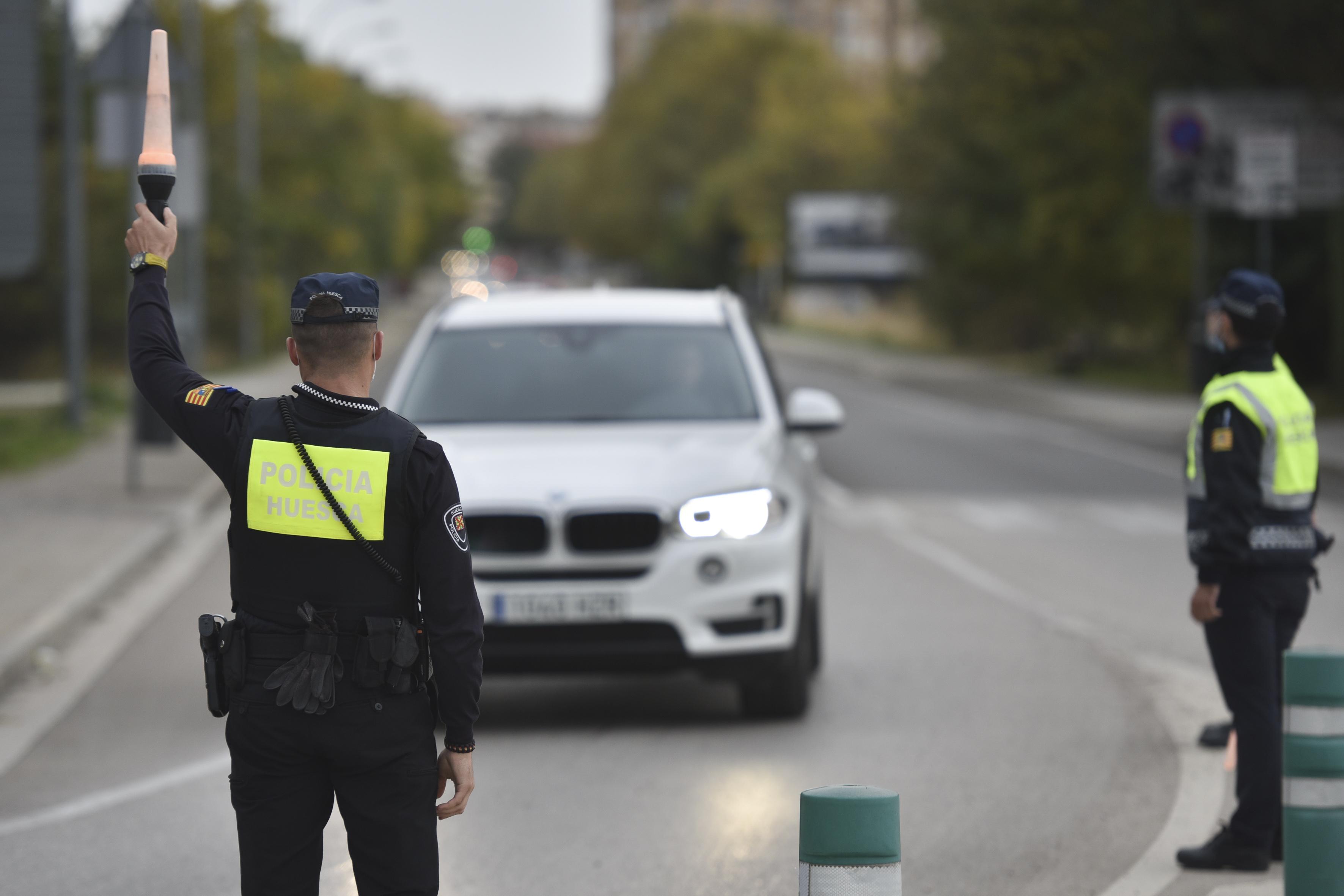 Agentes de la Policía de Huesca realiza controles de entradas y salidas a la ciudad, en la calle Doctor Artero, en Huesca, Aragón (España). EP