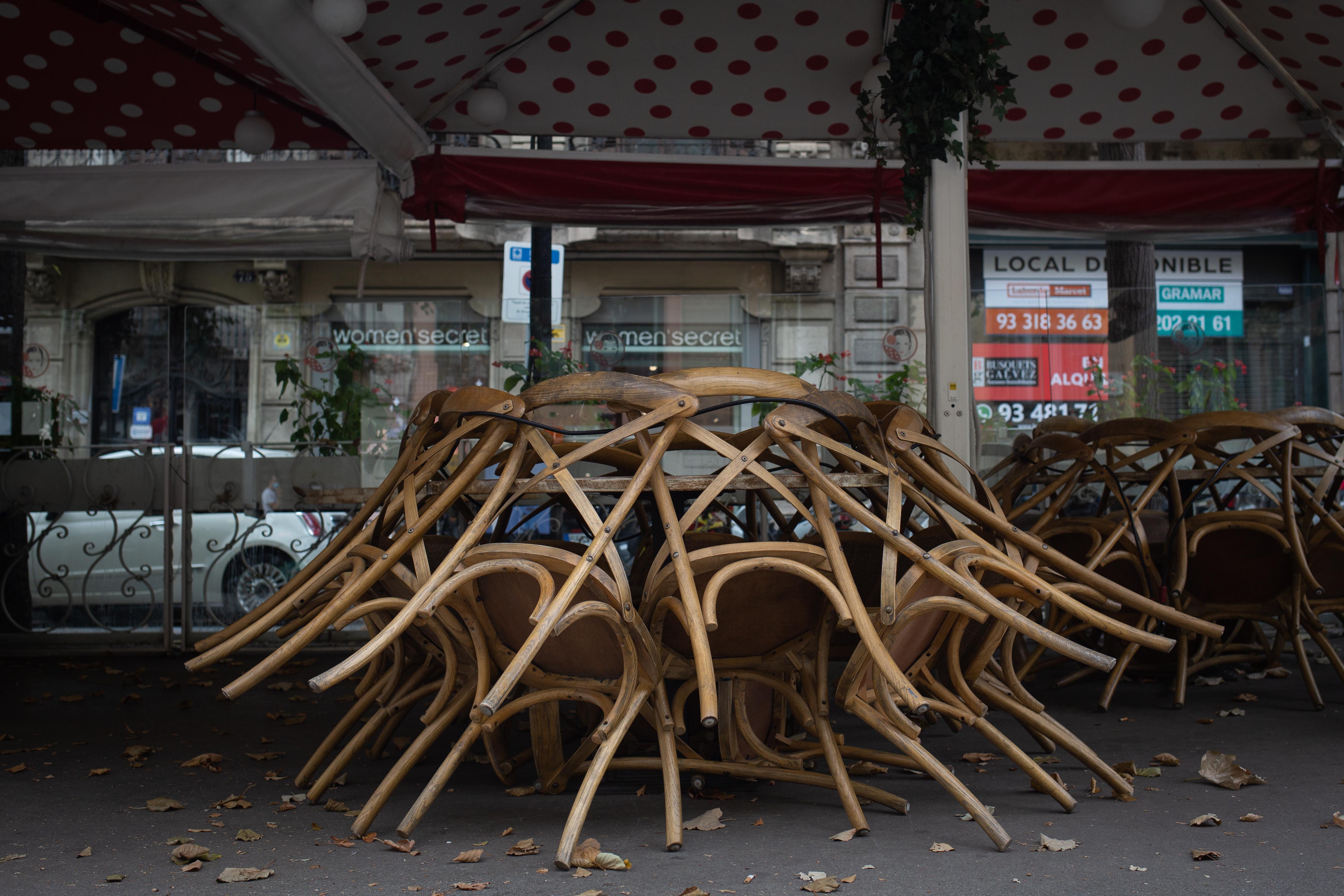 Terraza recogida de un bar cerrado durante el cuarto día de la entrada en vigor de las nuevas restricciones en Cataluña, en Barcelona, Cataluña. EP