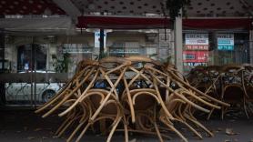 Terraza recogida de un bar cerrado durante el cuarto día de la entrada en vigor de las nuevas restricciones en Cataluña, en Barcelona, Cataluña. EP