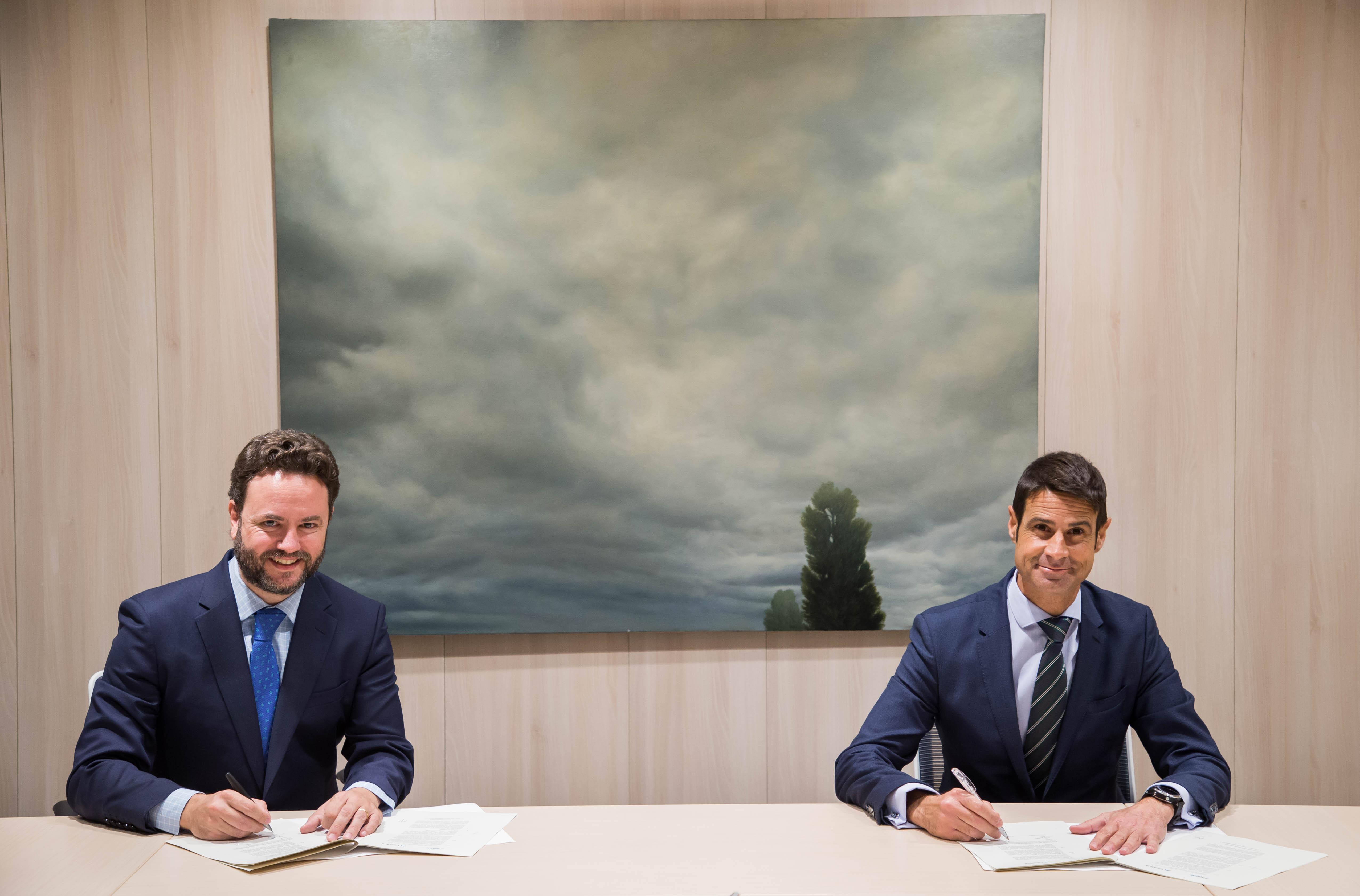 Iker Beraza y Daniel Caballero, durante la firma del acuerdo