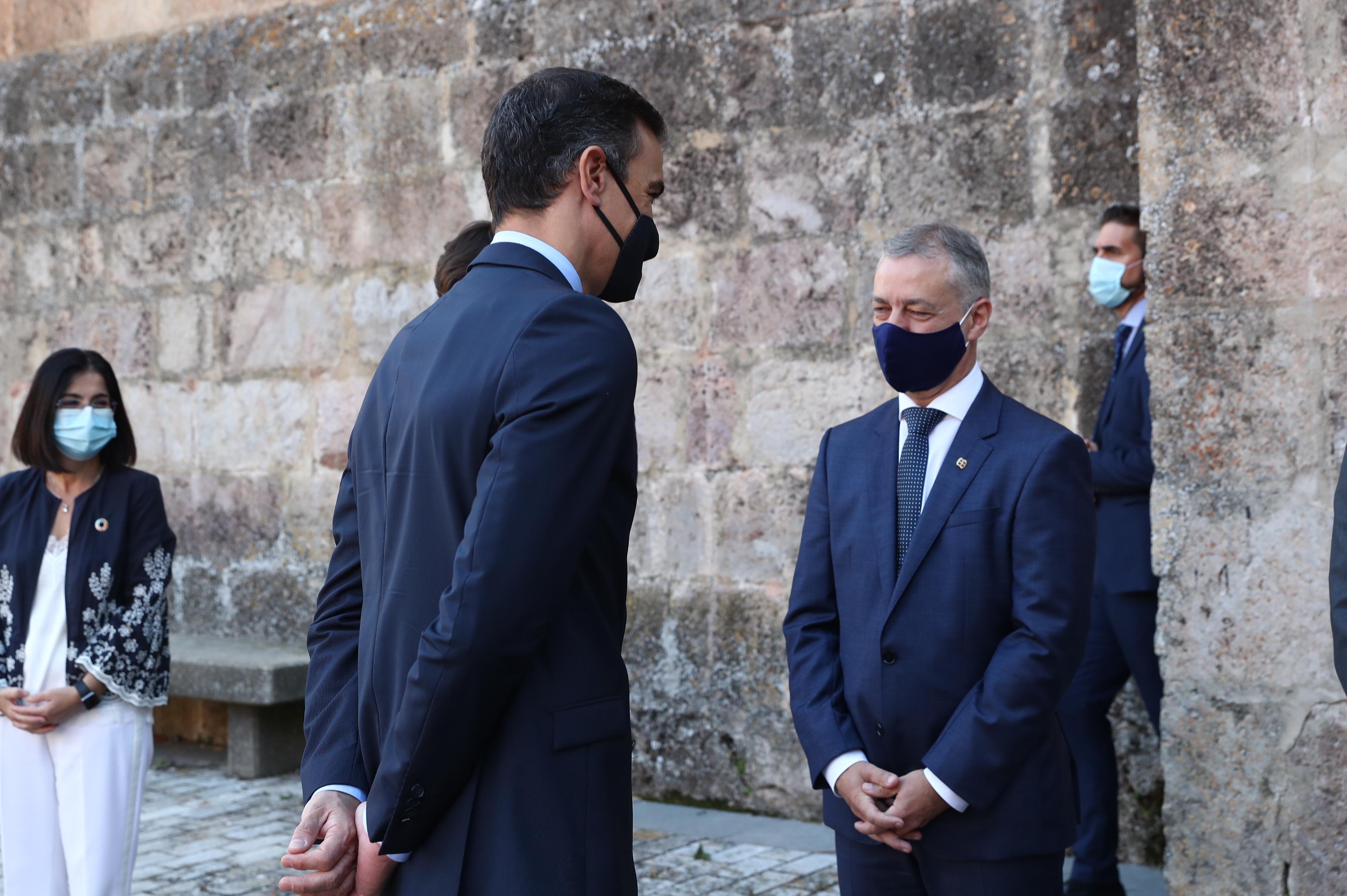 El presidente del Gobierno, Pedro Sánchez, saluda al Lehendakari, Iñigo Urkullu. Fuente: Europa Press.