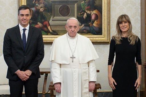 El Papa Francisco flanqueado por Pedro Sánchez y Begoña Gómez