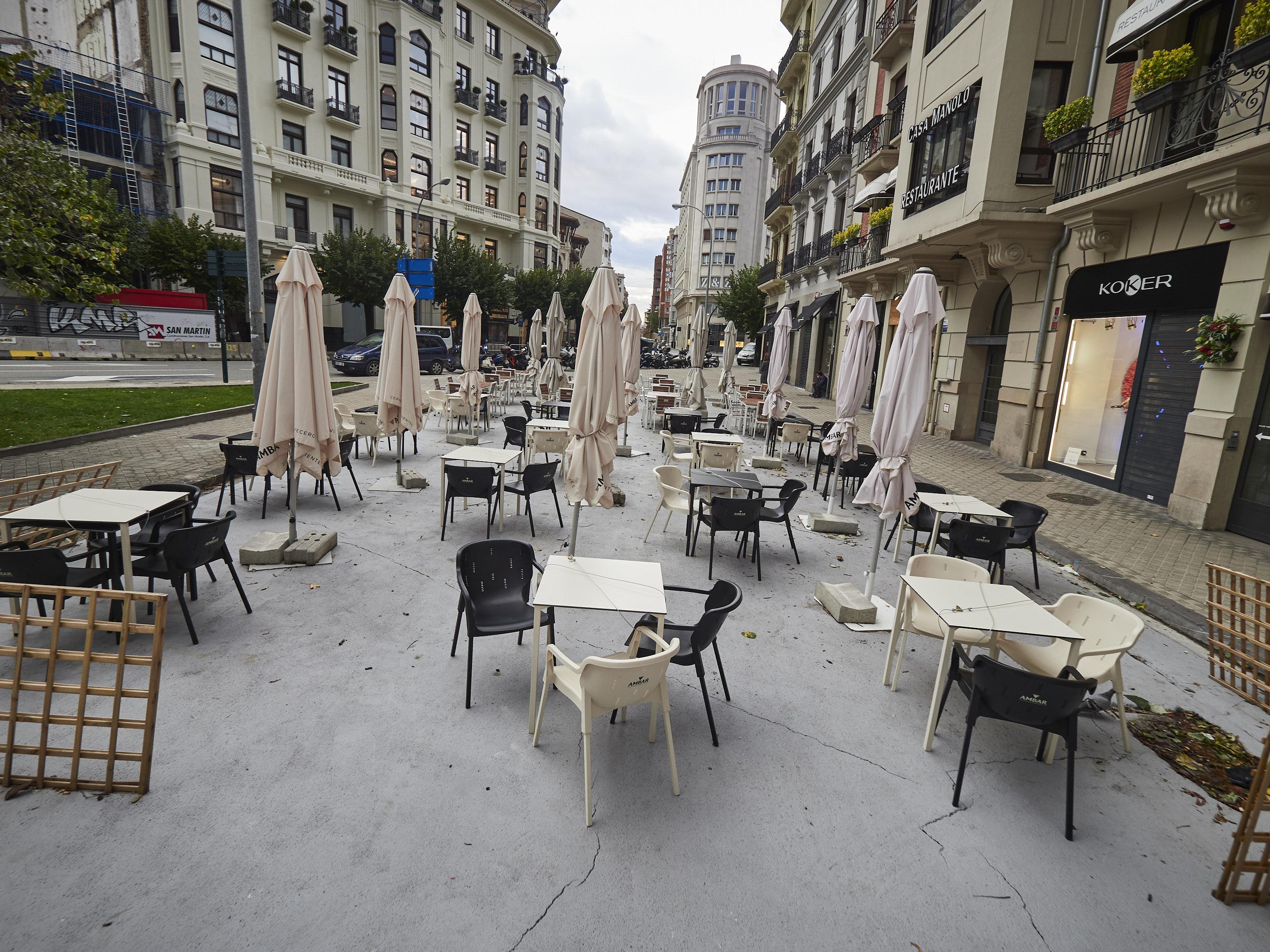 Imagen de archivo de una terraza cerrada y vacía. Fuente: Europa Press.