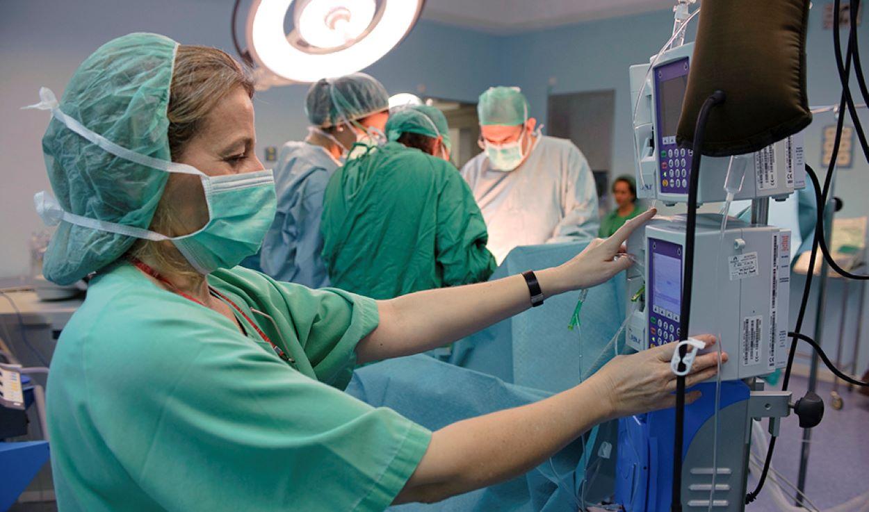 Una enfermera del Servicio Andaluz de Salud prestando servicio en un quirófano.