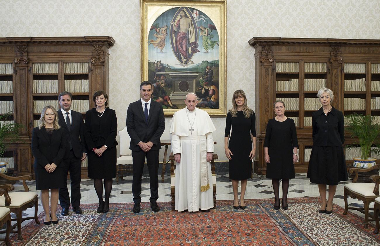 El Papa Francisco posa con Pedro Sánchez y el resto de la comitiva