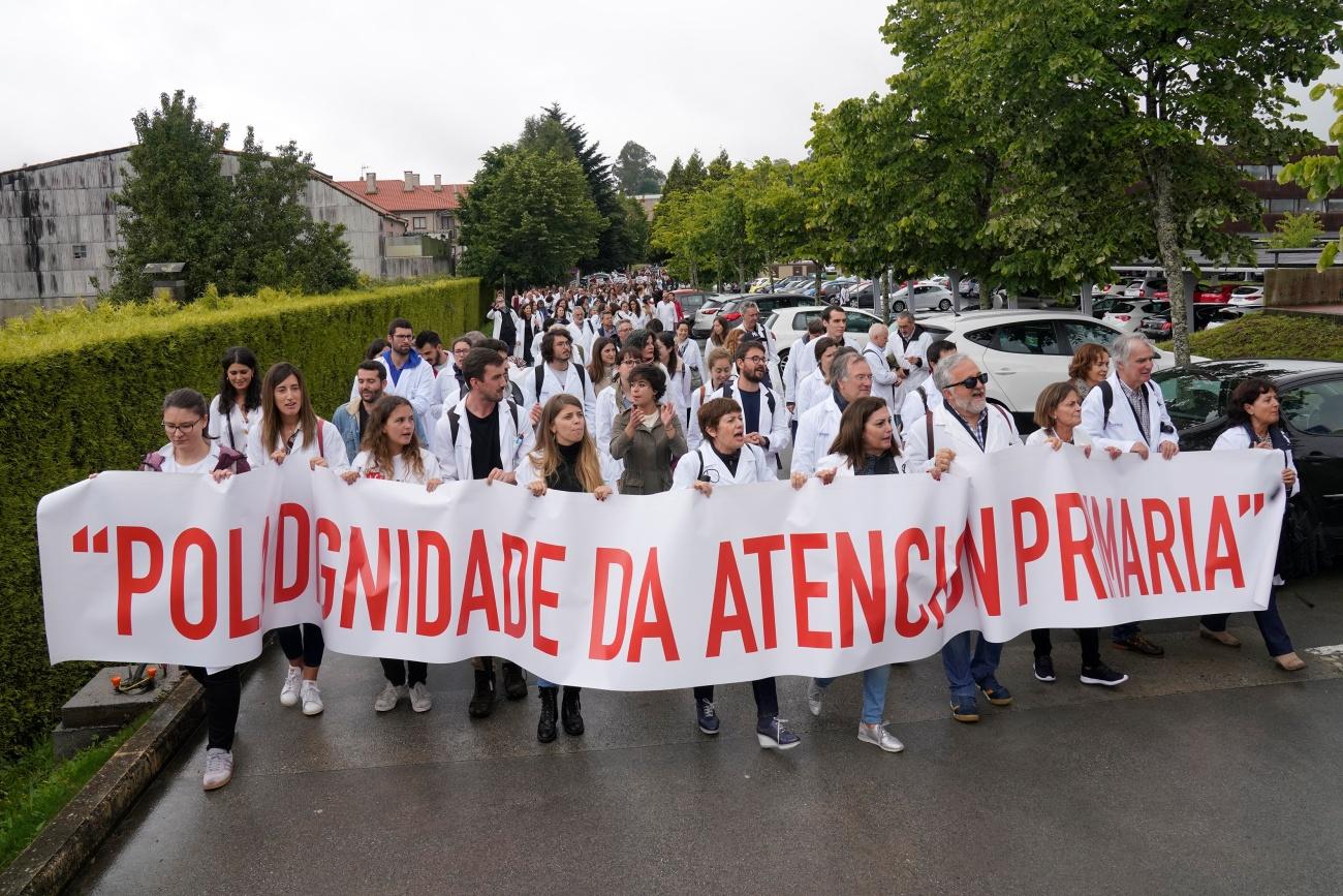 Imagen de archivo de una manifestación de médicos de Atención Primaria celebrada en junio del año pasado en Santiago de Compostela (Foto: Europa Press).