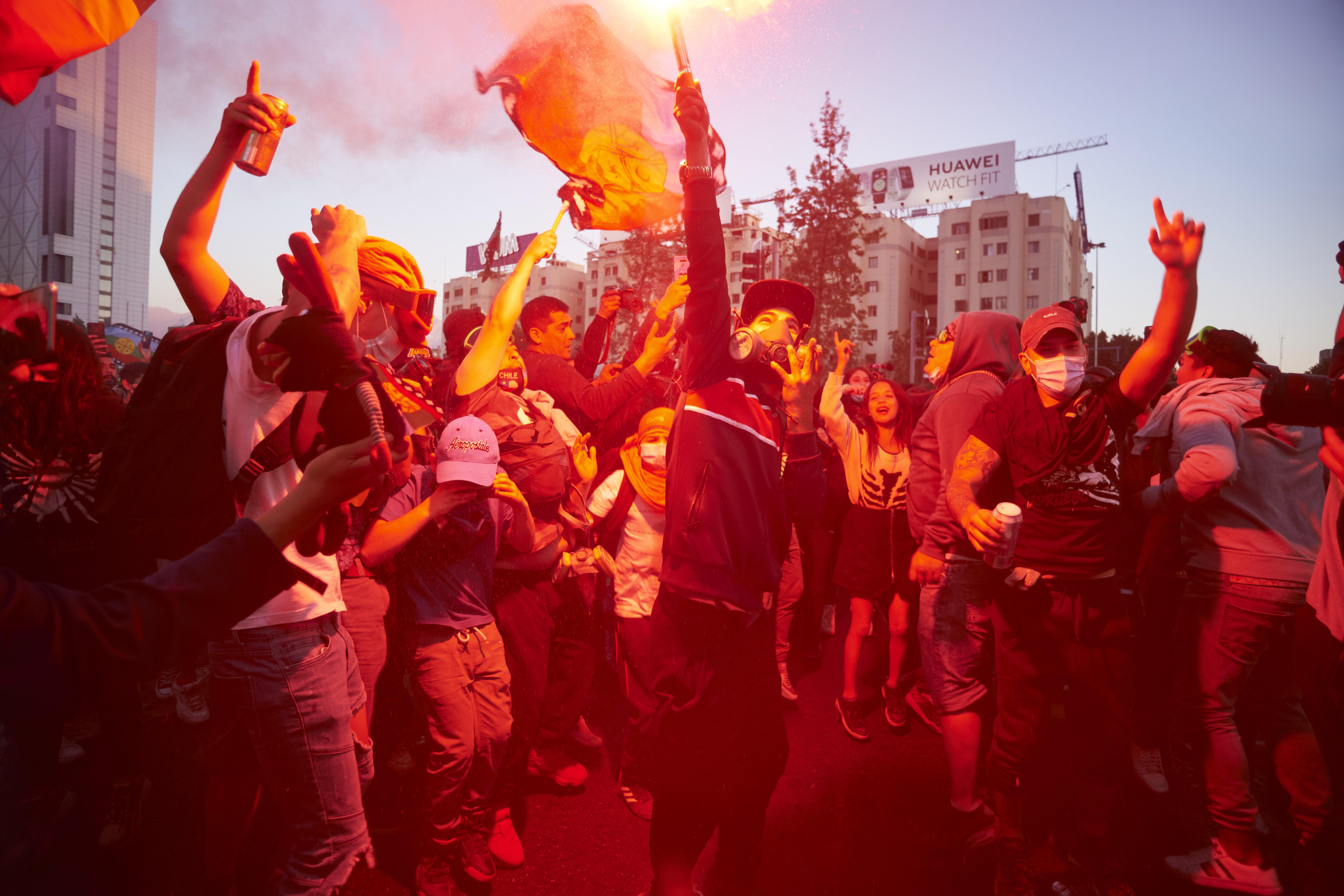 Un grupo de personas celebrando los resultados en Chile. Fuente: Europa Press.