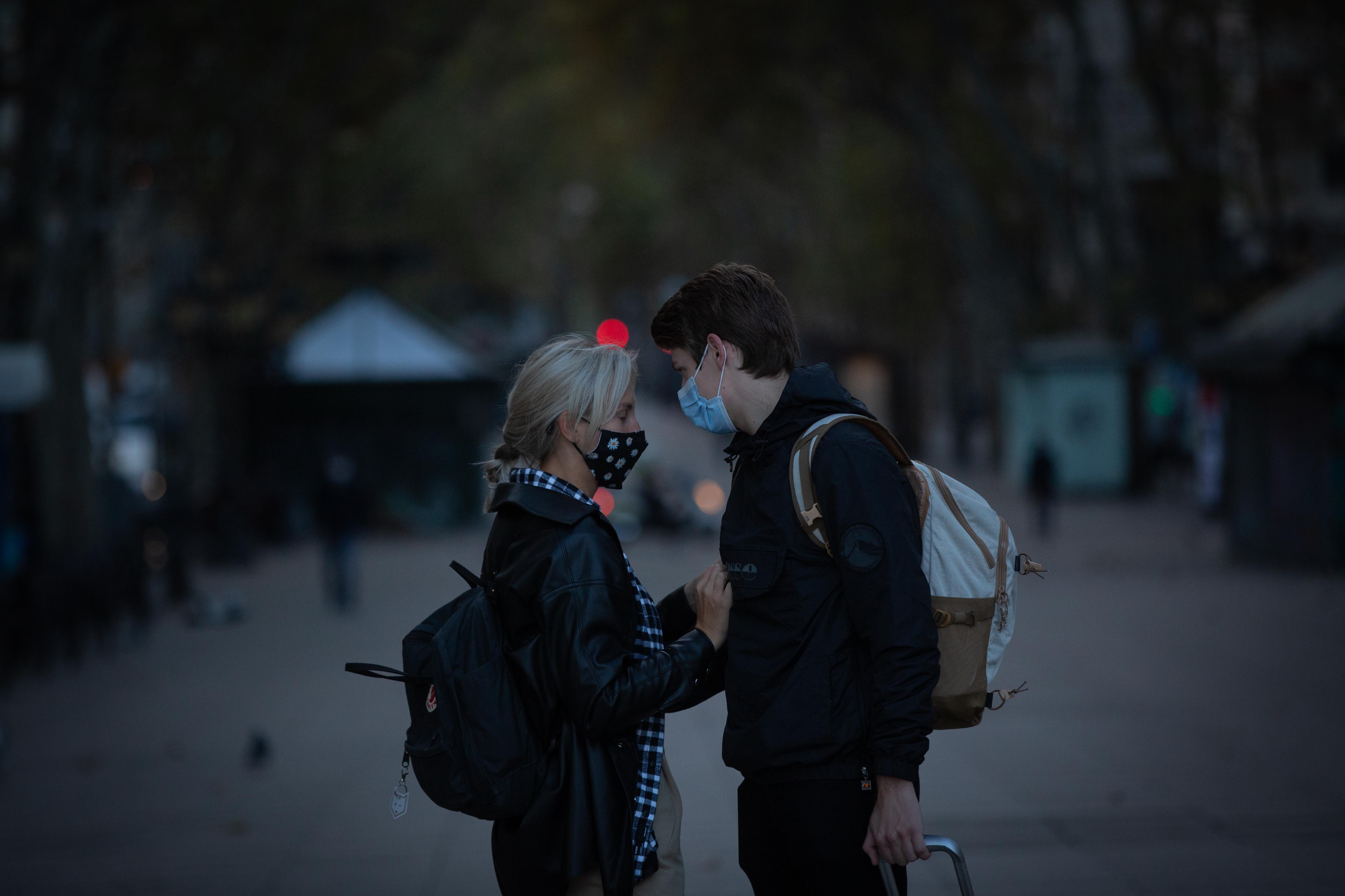 Dos personas se despiden en Cataluña antes del toque de queda. EP