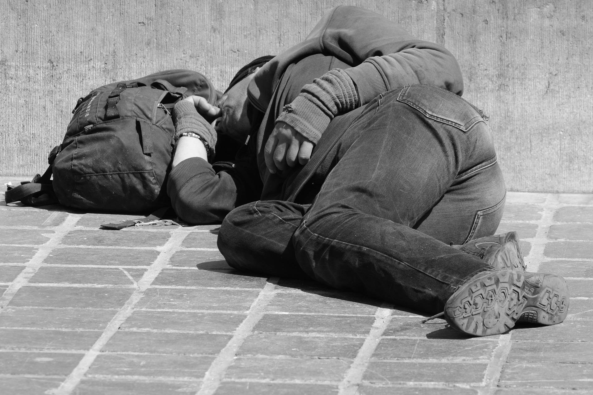 Una persona sin techo durmiendo en la calle. Fuente: Pixabay,