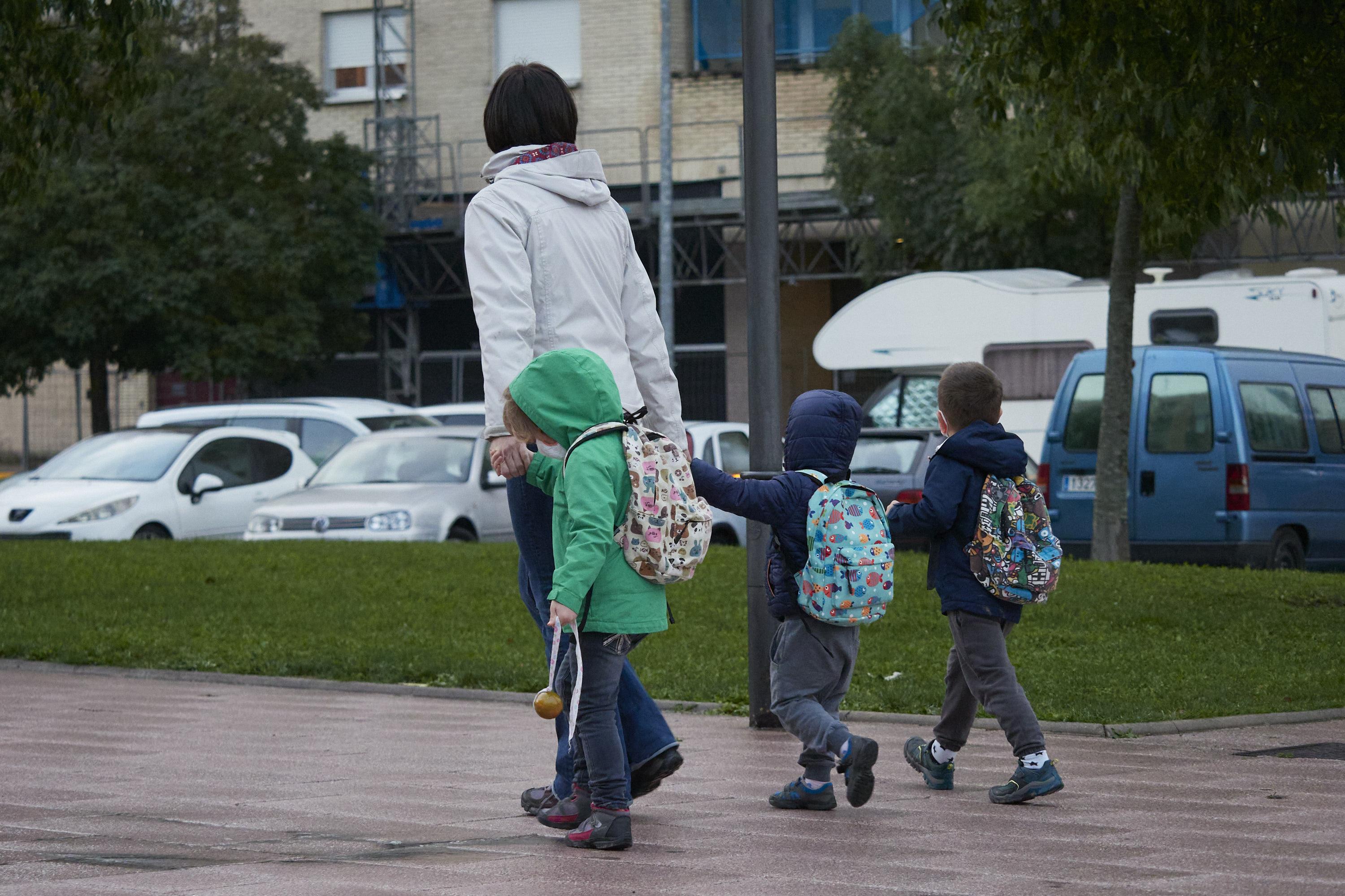 Una mujer pasea junto a sus tres hijos en Navarra. Fuente: Europa Press.