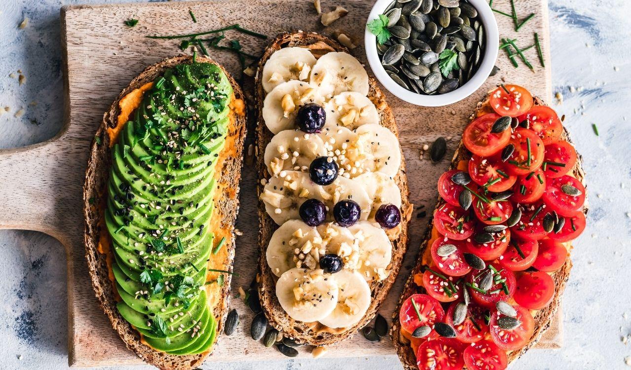 Tostadas de pan con aguacate, plátano y tomate. Fuente: Unsplash