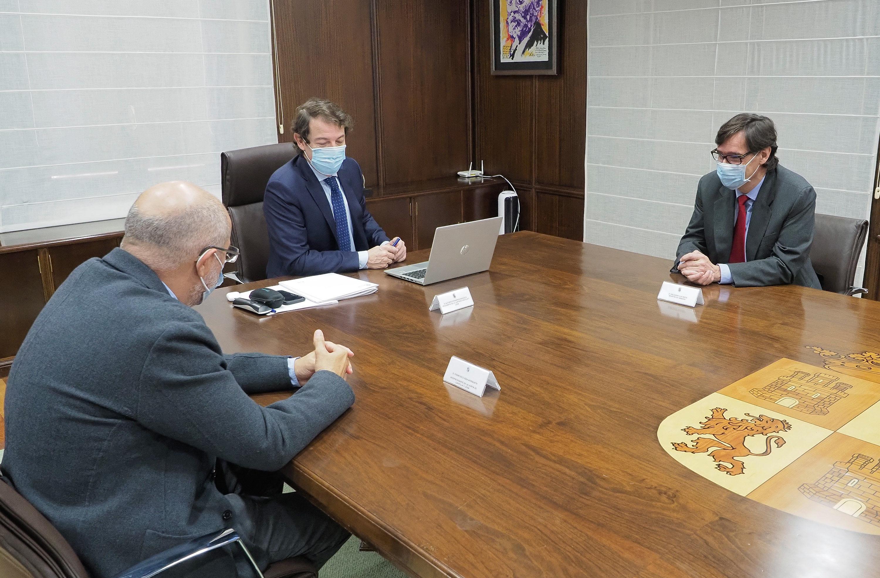 El vicepresidente de la Junta, Francisco Igea; el presidente de la Junta de Castilla y León, Alfonso Fernández Mañueco; y el ministro de Sanidad, Salvador Illa. Fuente: Europa Press.