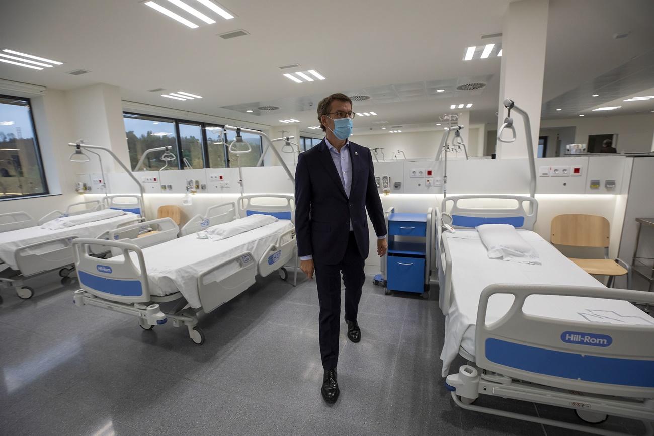 Feijóo, en la imagen durante una visita al complejo hospitalario de Santiago, critica con contundencia el Estado de Alarma (Foto: Xunta).