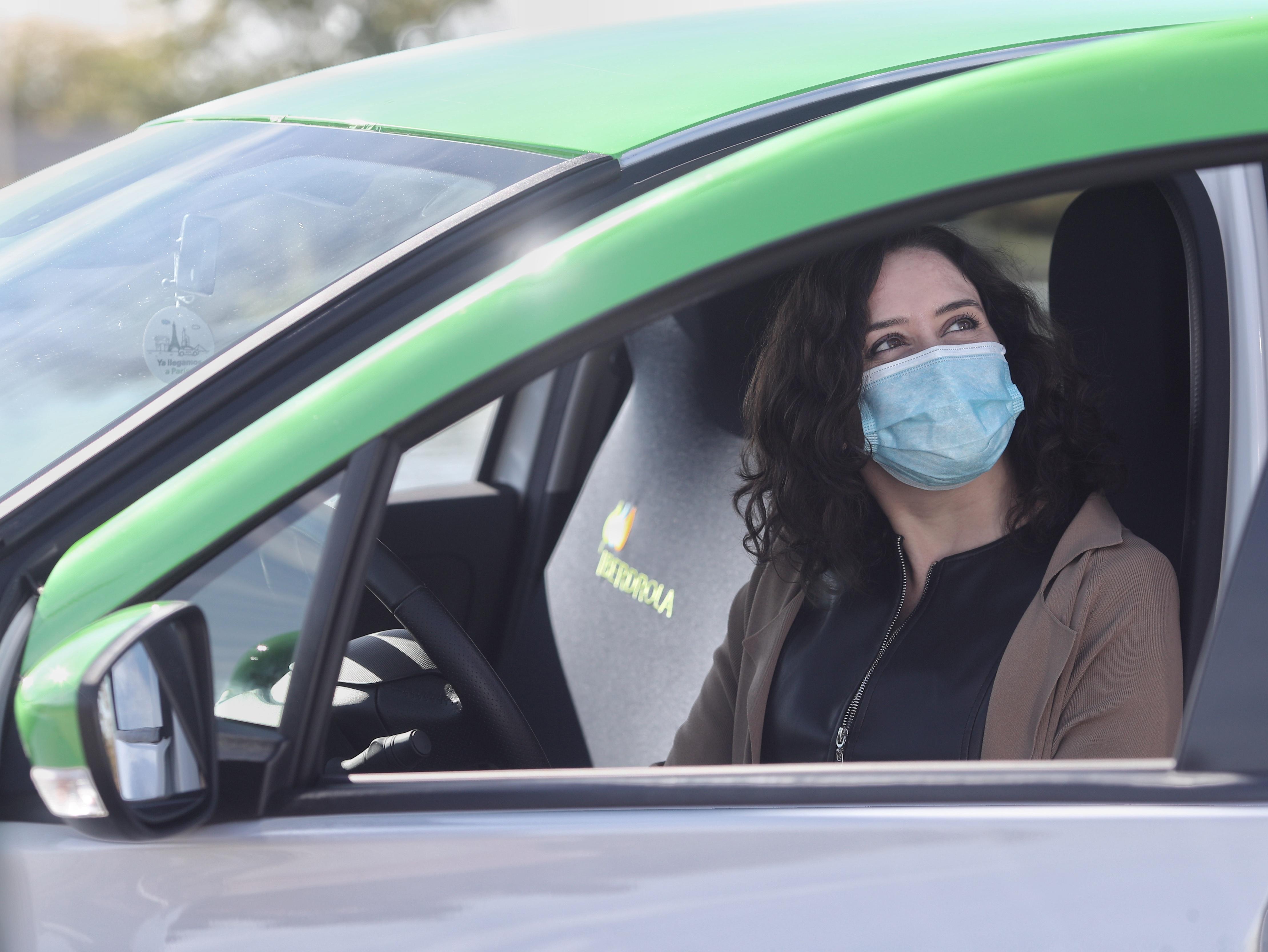 La presidenta de la Comunidad de Madrid, Isabel Díaz Ayuso, dentro de un vehículo cero emisiones, en Madrid, (España)