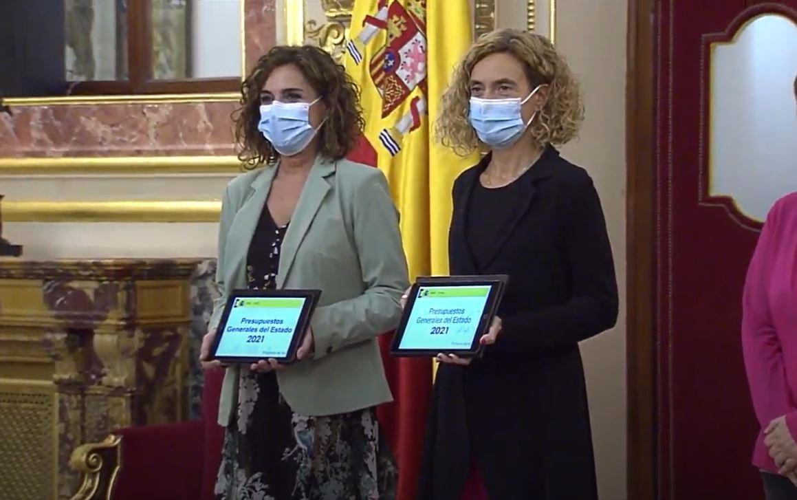 María Jesús Montero y Meritxell Batet, presidenta del Congreso de los Diputados, en la entrega de los PGE 2021. Europa Press