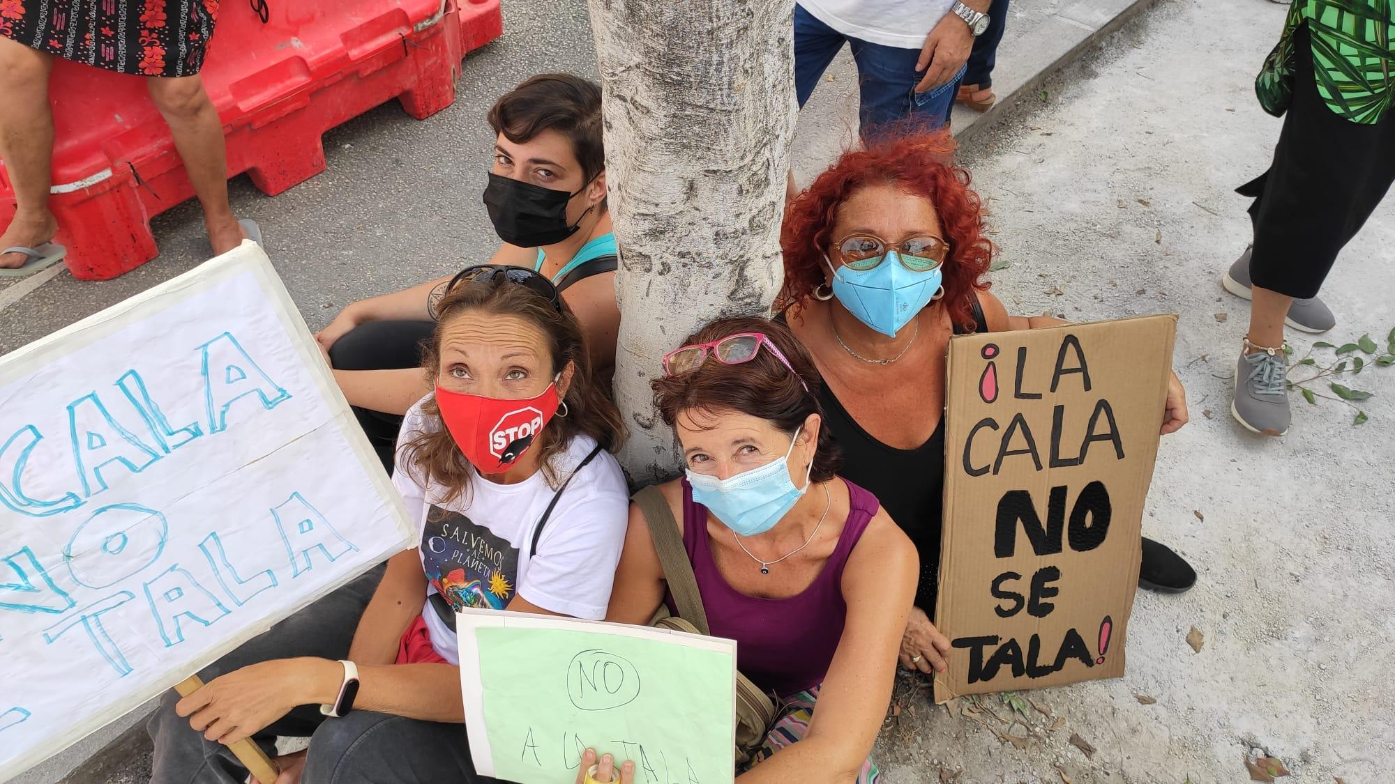 Mujeres protestando por la tala de las moreras en la Cala del Moral.